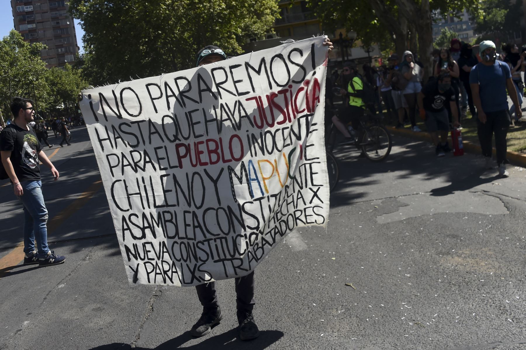 Un manifestante participa en una protesta contra las políticas gubernamentales cerca del Centro Costanera  en Santiago.
Foto: AFP
