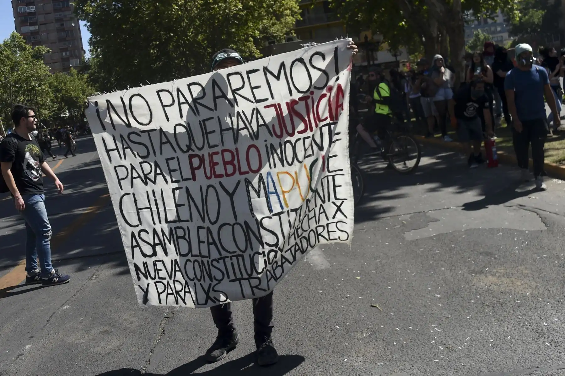 Un manifestante participa en una protesta contra las políticas gubernamentales cerca del Centro Costanera  en Santiago.
Foto: AFP