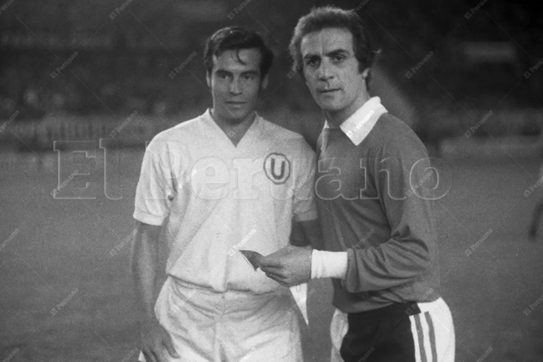 Lima 17 de mayo 1972 / Oswaldo "Cachito" Ramírez y Omar Pastoriza posan antes del partido entre  Universitario de Deportes e Independiente de Avellaneda por la primera final de la Copa Libertadores que quedó igualado sin goles. 
Foto: Archivo Histórico de El Peruano