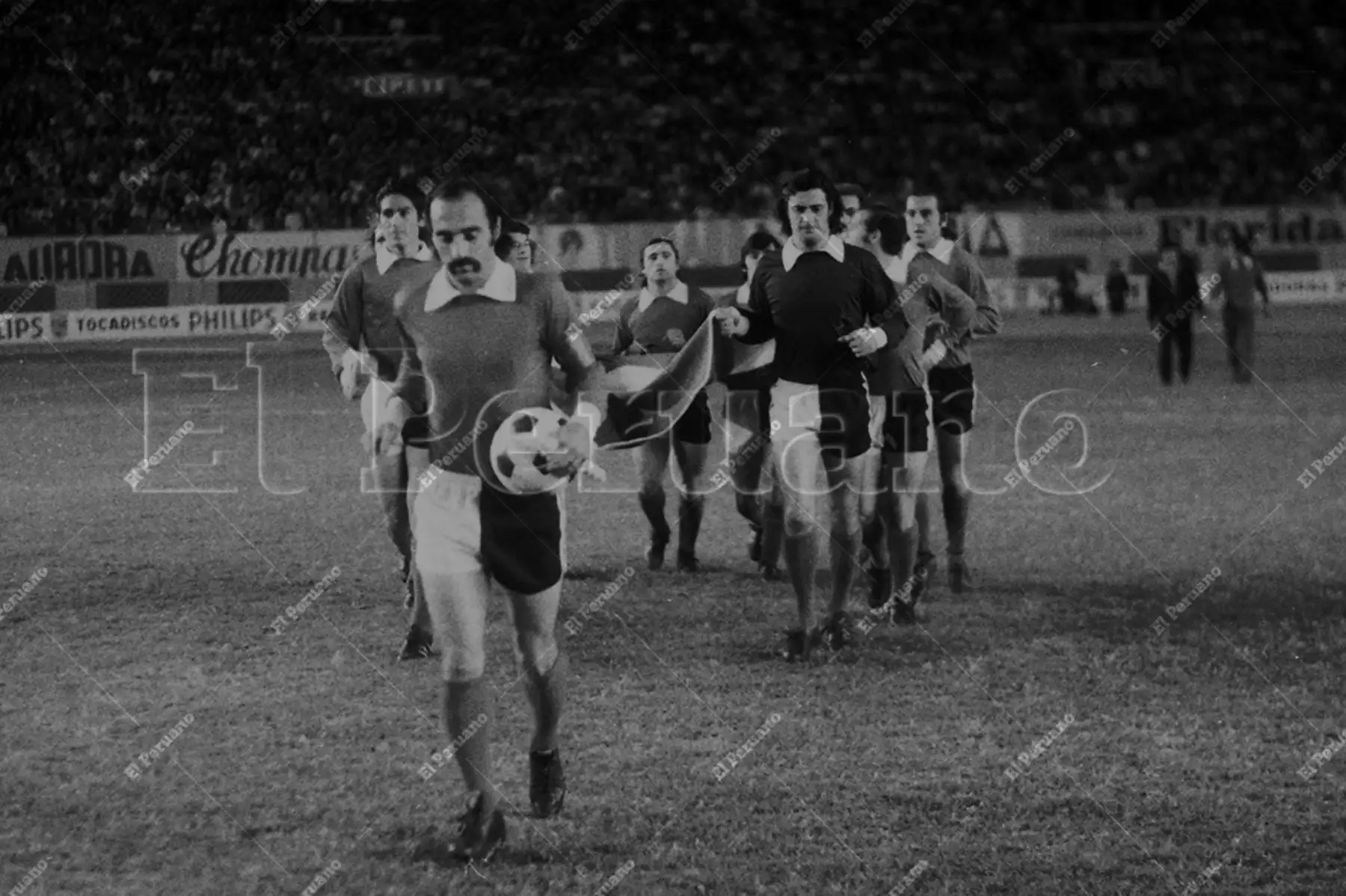 Lima 17 de mayo 1972 / Salida de Independiente de Avellaneda capitaneado por Ricardo Pavoni. El cuadro argentino sacó un punto de oro al empatar sin goles con Universitario de Deportes en el Estadio Nacional en la primera final de la Copa Libertadores de América.  Foto: Archivo Histórico de El Peruano