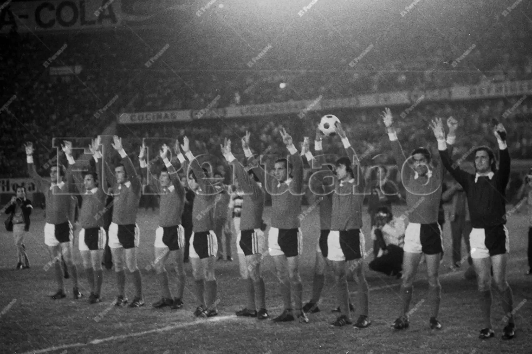 Lima 17 de mayo 1972 / Los jugadores de  Independiente de Avellaneda saludan al público. El cuadro argentino sacó un punto de oro al empatar sin goles con Universitario de Deportes en la primera final de la Copa Libertadores de América disputada en el Estadio Nacional. 
Foto: Archivo Histórico de El Peruano