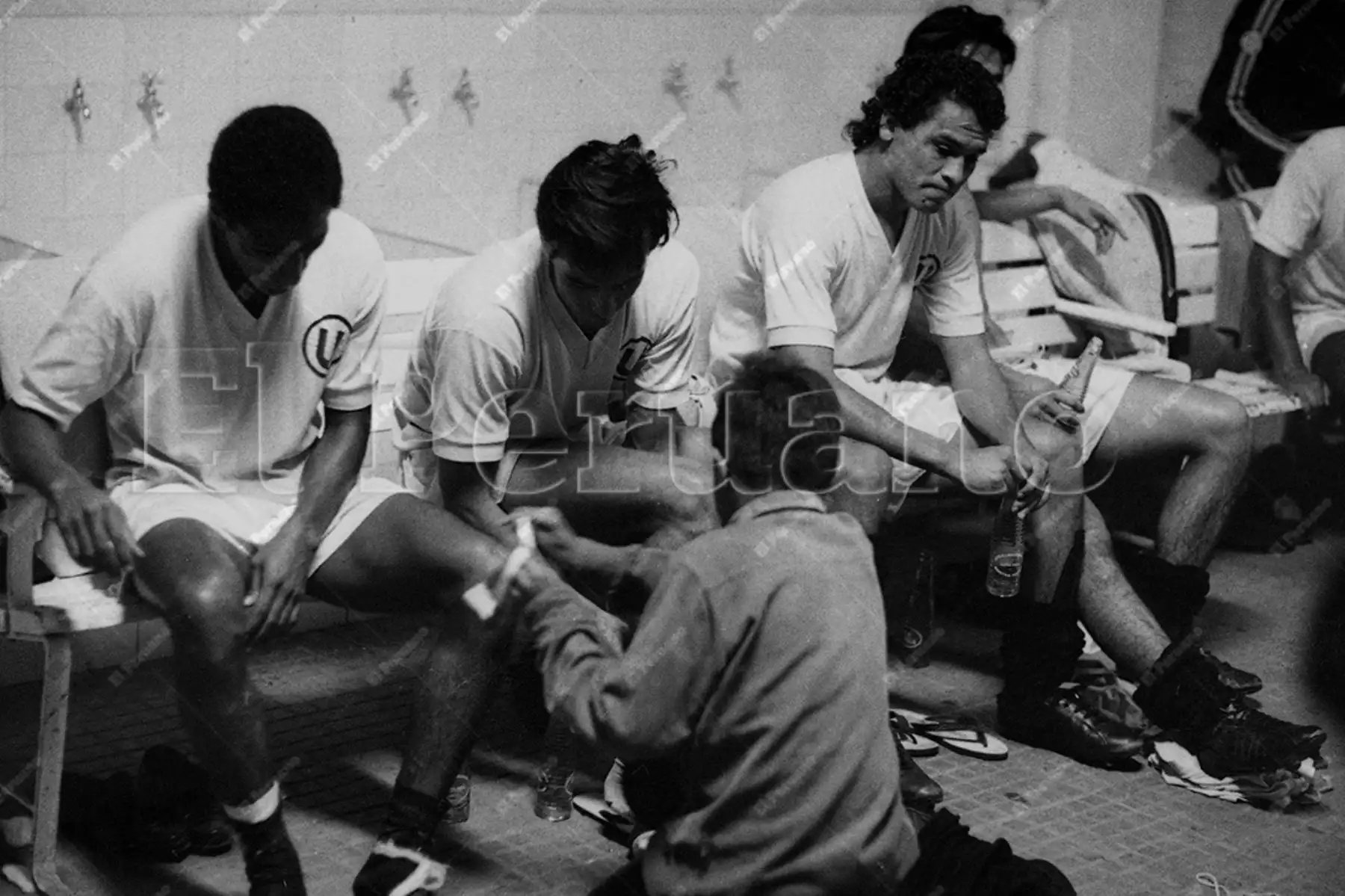 Lima 17 de mayo 1972 / Los jugadores Luna, Oswaldo "Cachito" Ramírez" Héctor Bailetty y Percy Rojas de Universitario de Deportes aparecen en el camarín luego de empatar con Independiente de Avallaneda en la primera final de la Copa Libertadores de América. Foto: Archivo Histórico de El Peruano