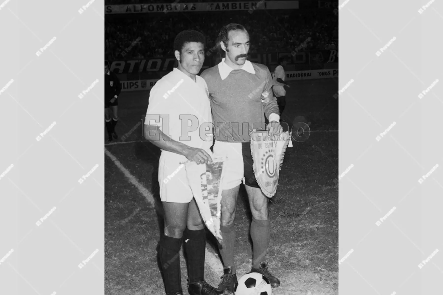Lima 17 de mayo 1972 / Héctor Chumpitaz y Ricardo Pavoni, capitanes de Universitario de Deportes e Independiente de Avellaneda intercambian banderines.  Universitario  igualó sin goles con el cuadro argentino en la primera final de la Copa Libertadores. 
Foto: Archivo Histórico de El Peruano Lima 17 de mayo 1972 / Héctor Chumpitaz y Ricardo Pavoni, capitanes de Universitario de Deportes e Independiente de Avellaneda intercambian banderines.  Universitario  igualó sin goles con el cuadro argentino en la primera final de la Copa Libertadores. 
Foto: Archivo Histórico de El Peruano