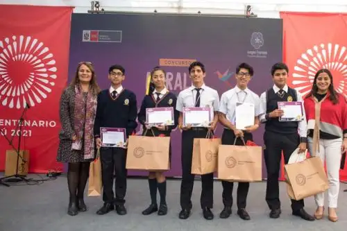 Escolares ganadores del concurso Murales de la Libertad el país que soñamos organizado por el Minedu y el Proyecto Bicentenario