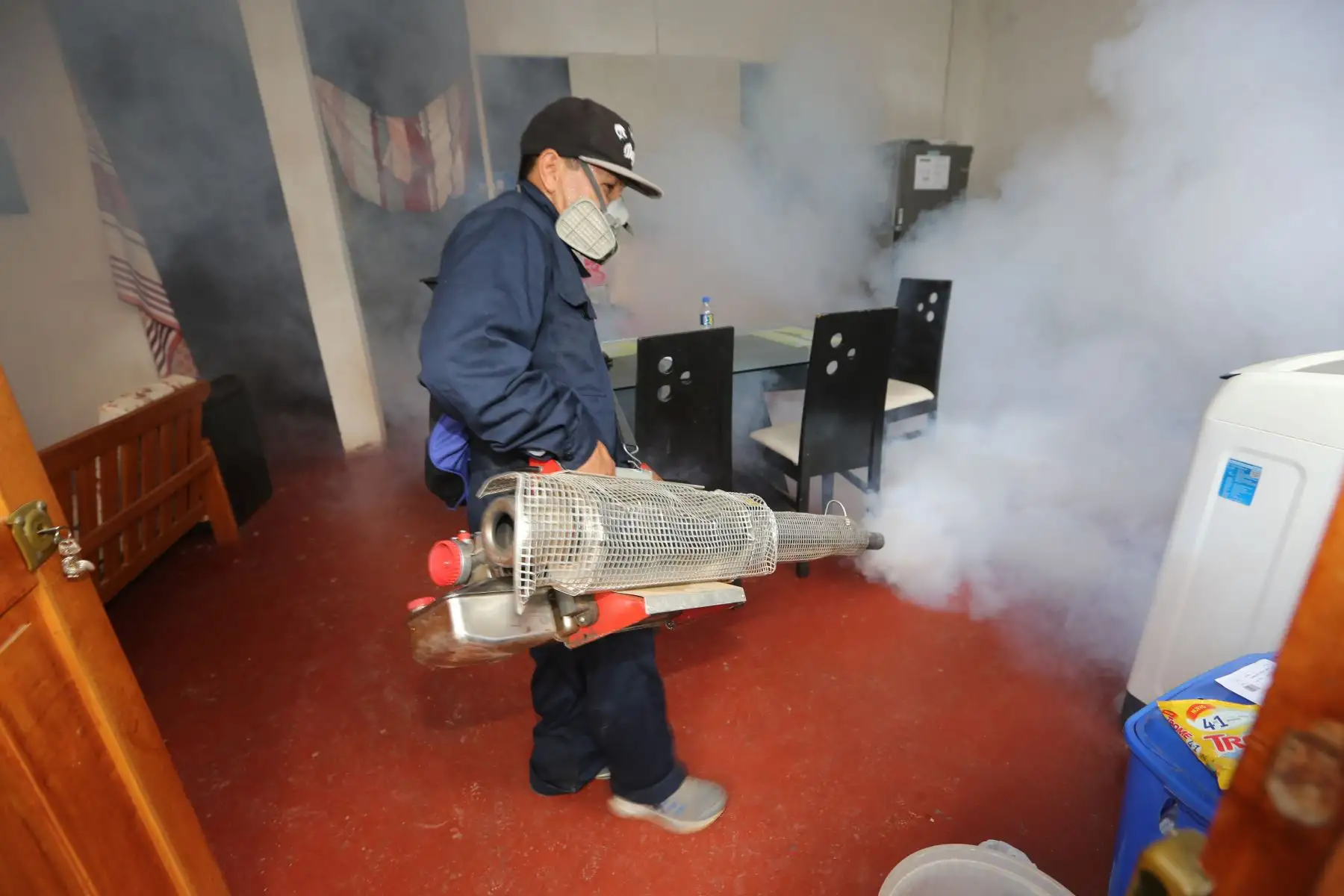 Autoridades del Minsa exhortaron a la población de Tambopata a permitir el ingreso de fumigadores a sus viviendas.