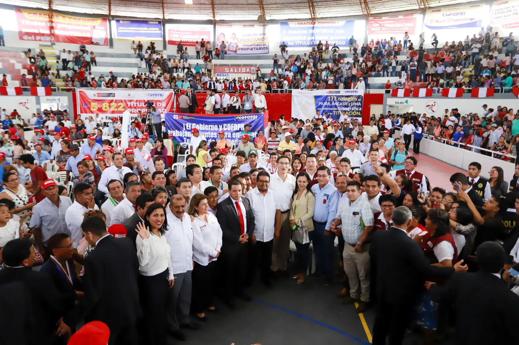 Jefe del Estado, Martín Vizcarra, lidera ceremonia de entrega de títulos de propiedad en la región Tumbes. Foto: ANDINA/Prensa Presidencia