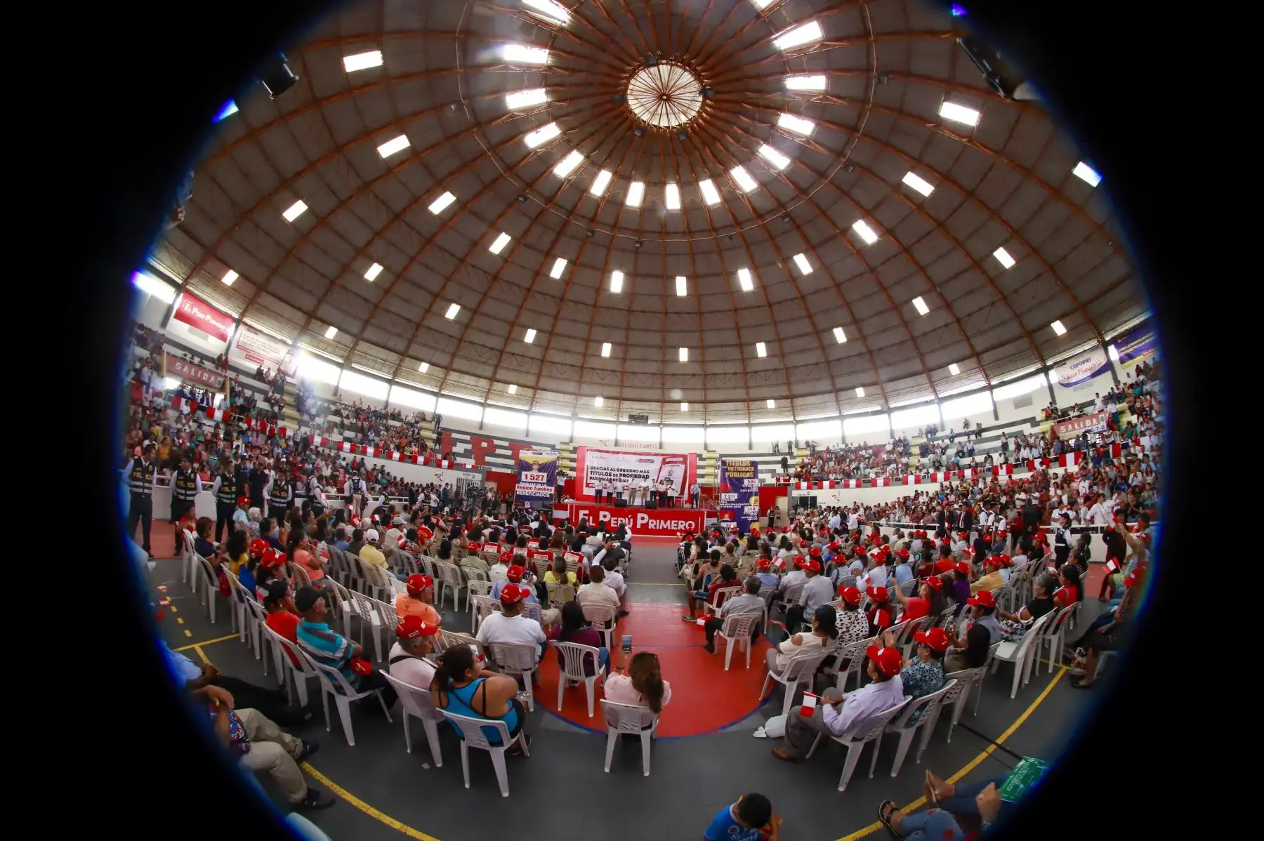 Jefe del Estado, Martín Vizcarra, lidera ceremonia de entrega de títulos de propiedad en la región Tumbes. Foto: ANDINA/Prensa Presidencia