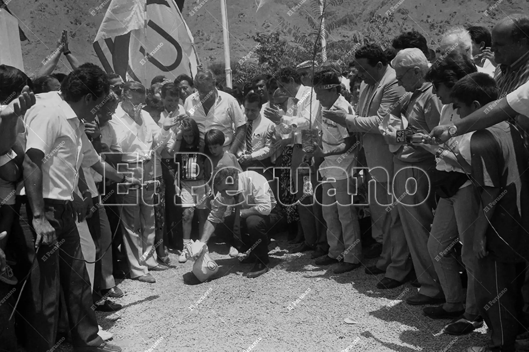 Lima - 18 enero 1991 / El alcalde de Lima, Ricardo Belmont, coloca la primera piedra del Estadio Monumental de Universitario de Deportes en presencia de Jorge Nicolini Bernucci, Nicolás Delfino y otros dirigentes deportivos y numerosos hinchas. Foto: Archivo Histórico de El Peruano / Virgilio Molero