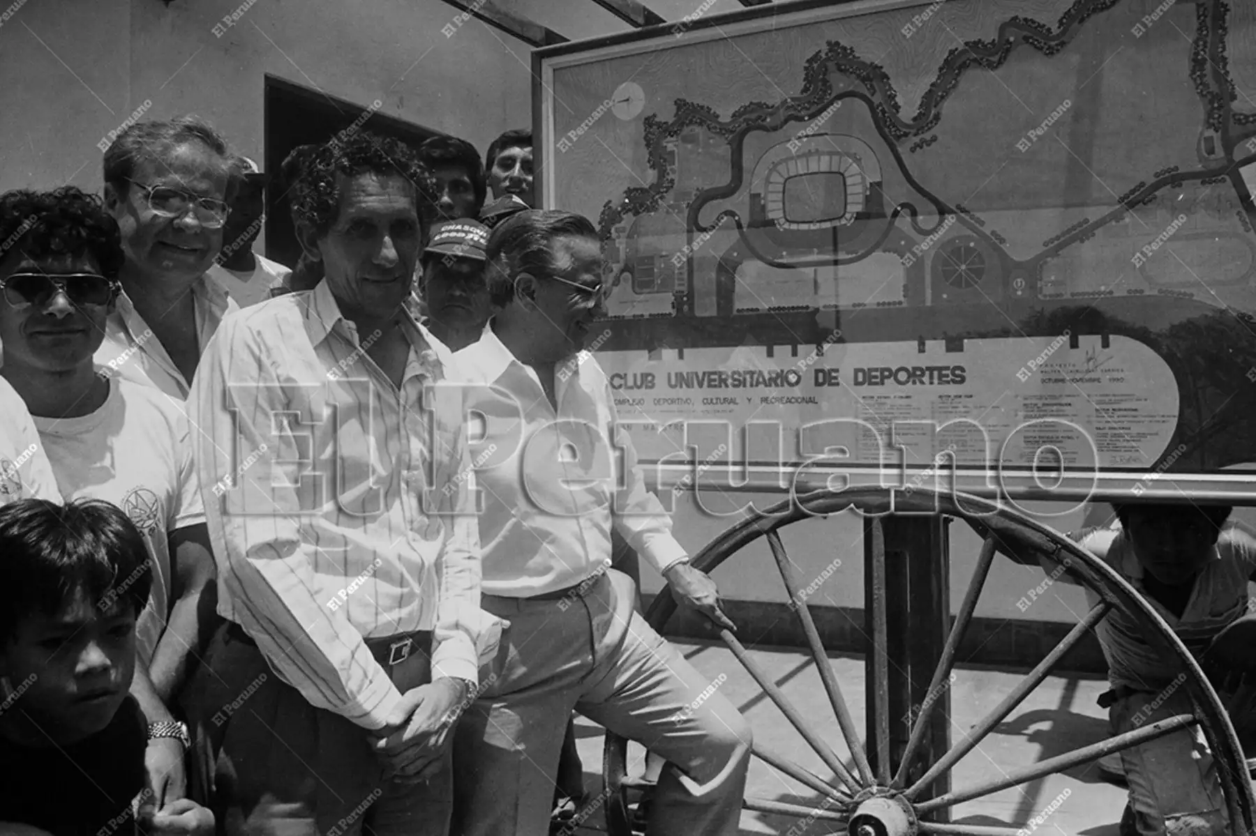 Lima - 18 enero 1991 / Jorge Nicolini Bernucci, Alfredo Gonzales y otros dirigentes de Universitario de Deportes en la ceremonia de colocación de la primera piedra del Estadio Monumental en Ate. Foto: Archivo Histórico de El Peruano / Virgilio Molero