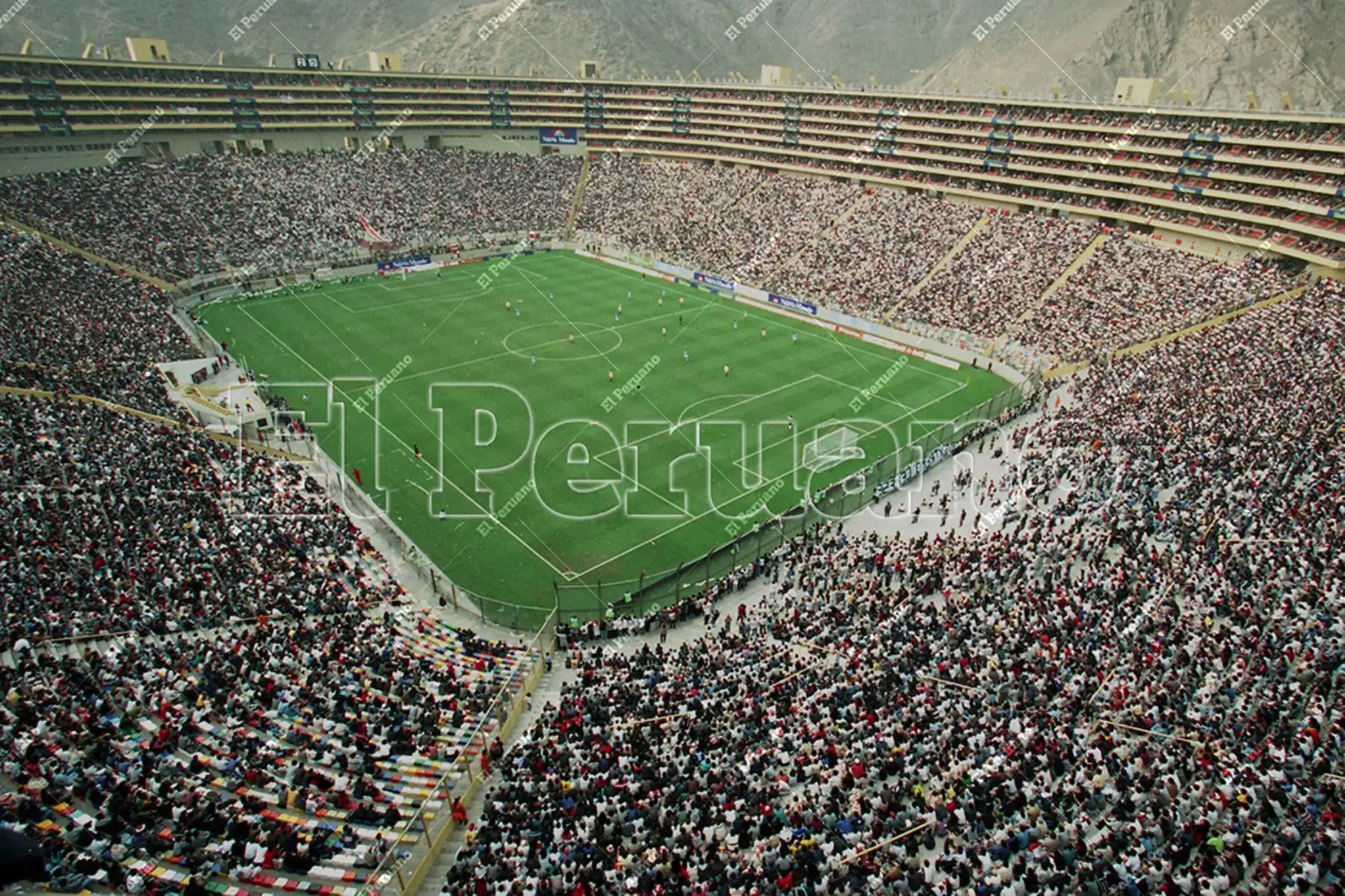 Lima - 02 de julio 2000 / Inauguración del Estadio Monumental con el partido entre Universitario de Deportes y Sporting Cristal por el Torneo Apertura de fútbol. Foto: Diario El Peruano / Jack Ramón