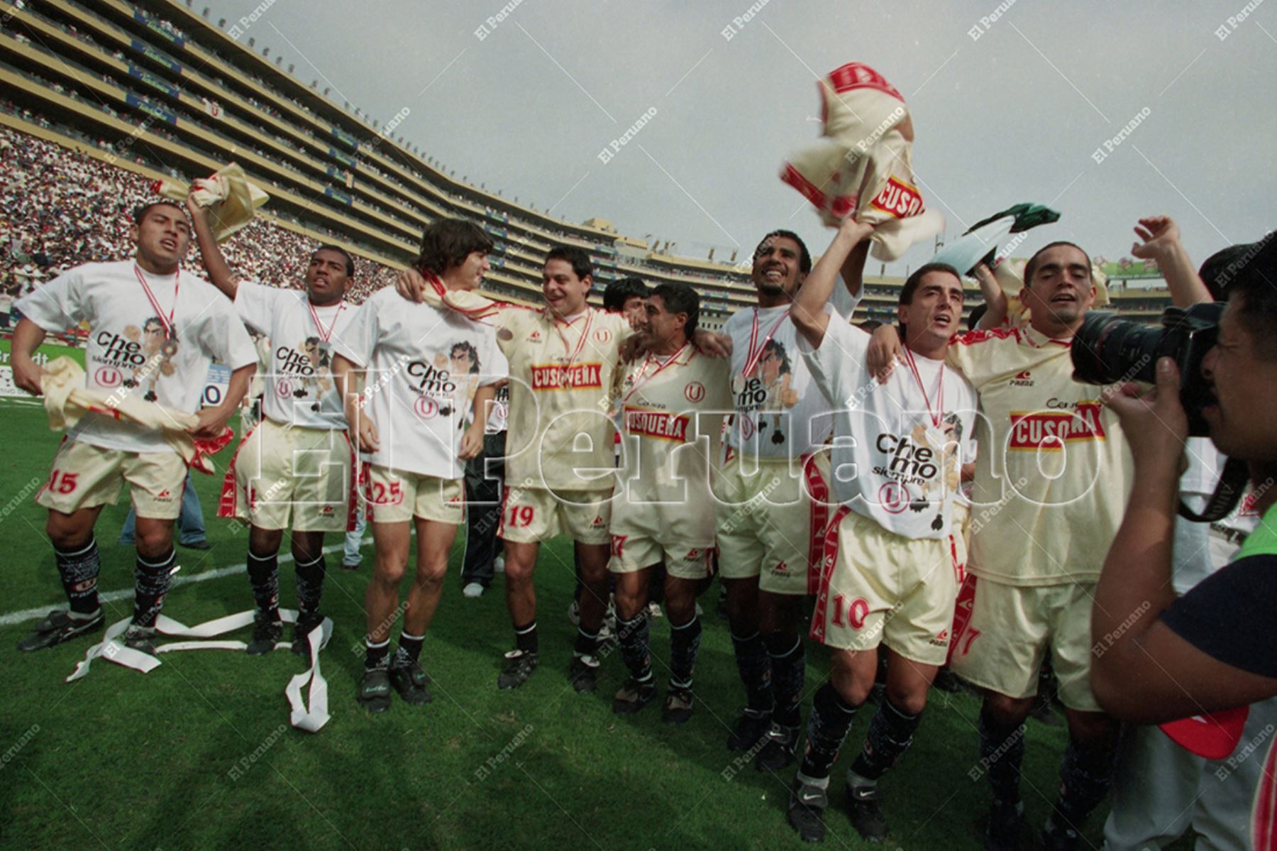 Lima - 02 de julio 2000 / Universitario se coronó campeón del Torneo Apertura de fútbol al vencer a Sporting Cristal en un partido que marcó la inauguración del Estadio Monumental. Foto: Diario El Peruano / Jack Ramón