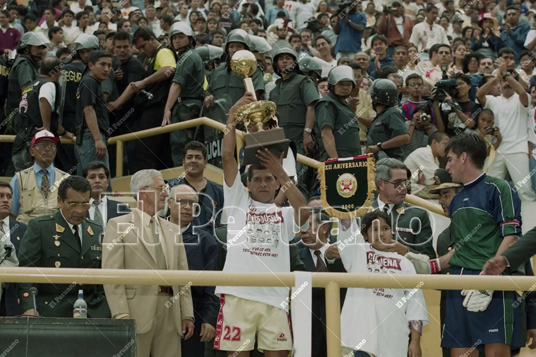 Lima - 8 diciembre 2000 / José Luis Carranza con la Copa en alto. Universitario de Deportes logró el tricampeonato al vencer al Juan Aurich de Chiclayo por 5-0 en el Estadio Monumental. Foto: Diario El Peruano / Jack Ramón