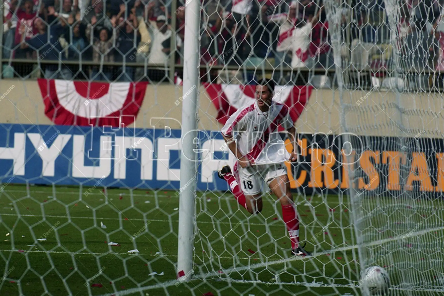 Lima - 2 junio 2001 / Claudio Pizarro anota el primer gol de la selección peruana en el Estadio Monumental. Perú cayó ante Ecuador 2-1 por las eliminatorias sudamericanas al mundial de Corea-Japón 2002. Foto: Archivo Histórico de El Peruano. Foto: Diario El Peruano / Susana Aysanoa