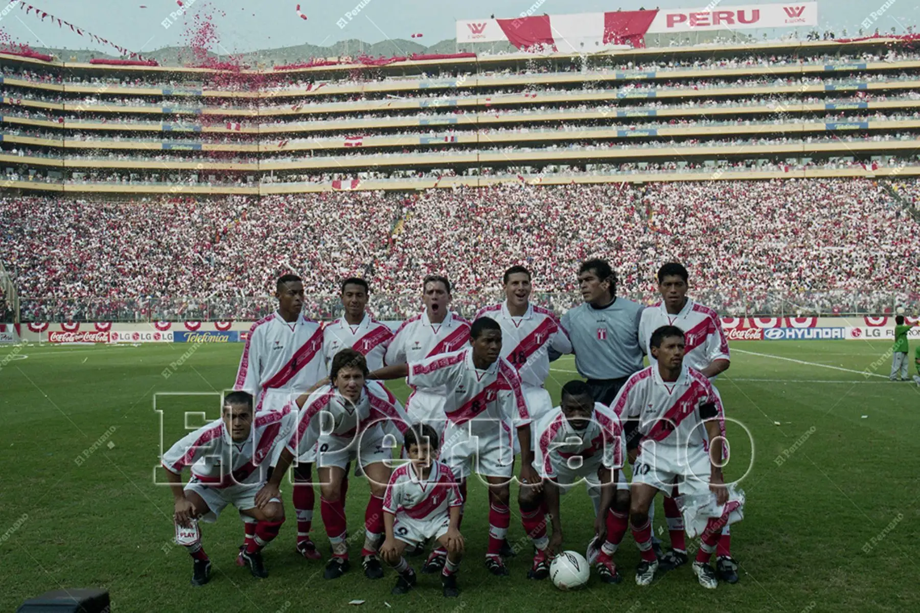 Lima - 2 junio 2001 / La selección peruana de fútbol cayó ante Ecuador 2-1 por las eliminatorias sudamericanas al mundial de Corea-Japón 2002. El cuadro peruano jugó por primera vez en el Estadio Monumental. Foto: Archivo Histórico de El Peruano. Foto: Diario El Peruano / Susana Aysanoa