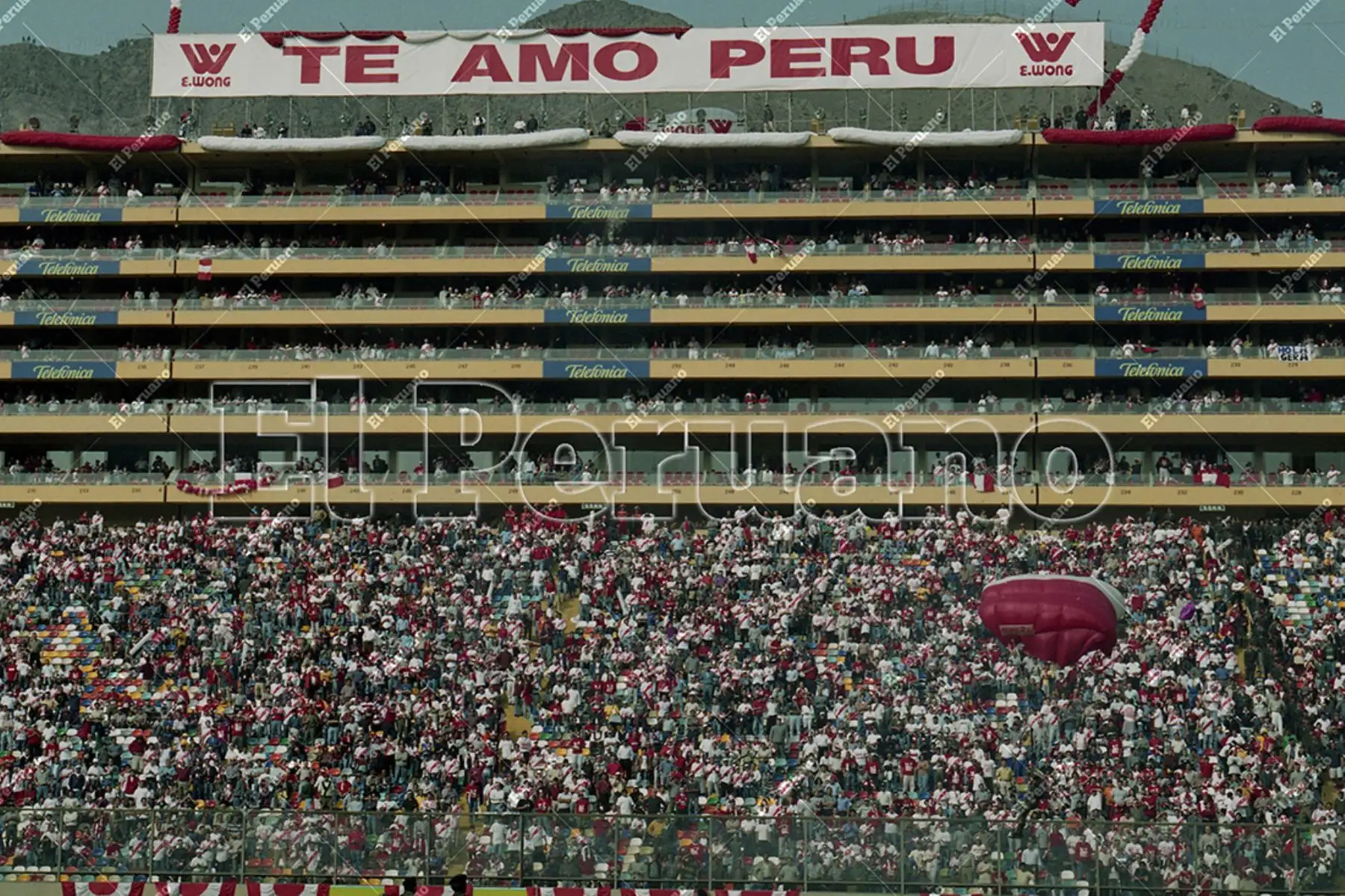 Lima - 2 junio 2001 / La selección peruana de fútbol cayó ante Ecuador 2-1 por las eliminatorias sudamericanas al mundial de Corea-Japón 2002. El cuadro peruano jugó por primera vez en el Estadio Monumental ante miles de hichas que abarrotaron tribunas y palcos. Foto: Archivo Histórico de El Peruano. Foto: Diario El Peruano / Susana Aysanoa