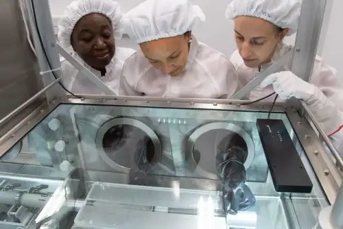 Varias muestras se almacenaron cuidadosamente para analizarlas con tecnología más avanzada (Credito: NASA/James Blair)