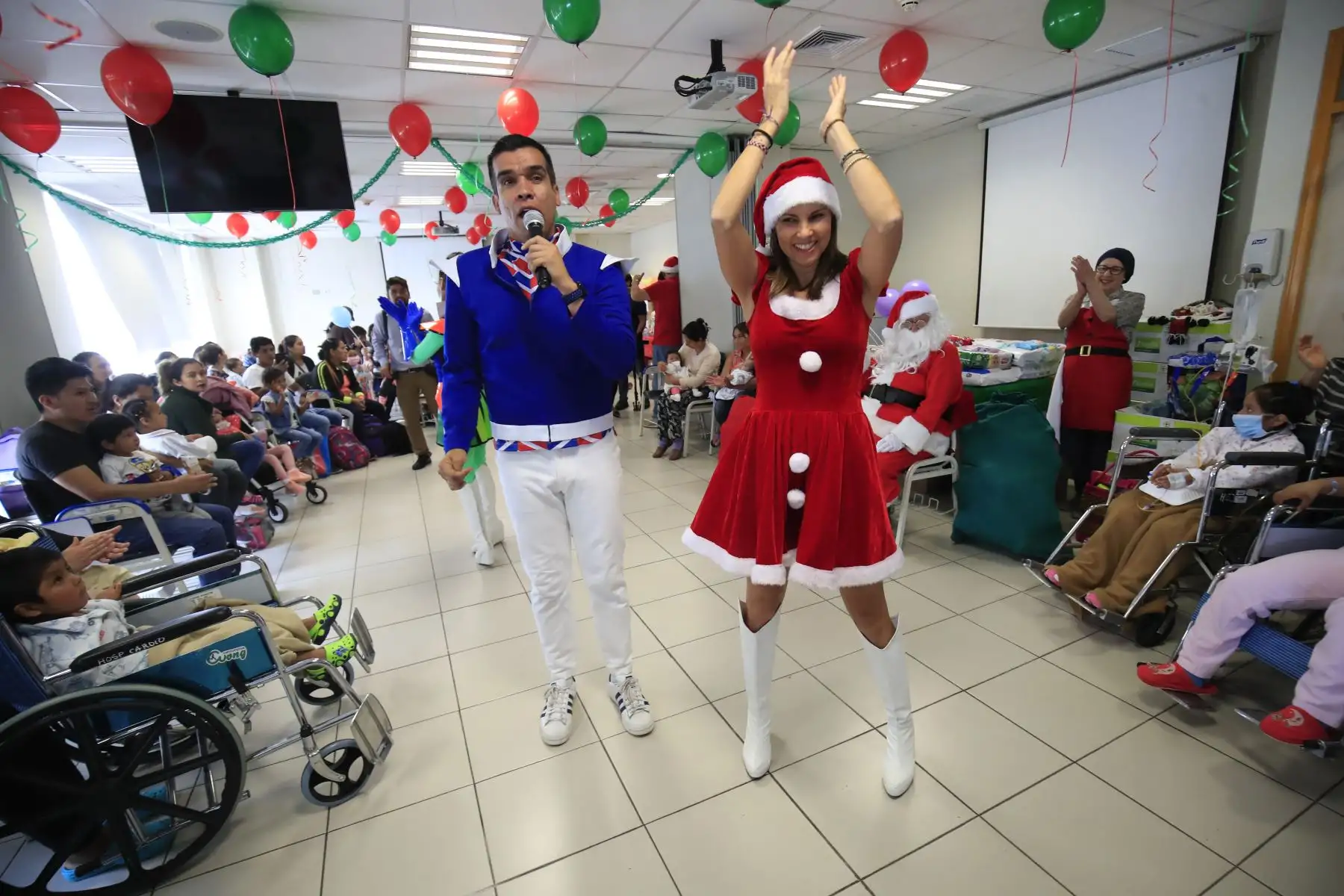 Heart Cares International agasajó a los niños y adolescentes con cardiopatías  congénitas que serán sometidos a cirugías al corazón en el Hospital del Niño.

Foto: ANDINA/Juan Carlos Guzmán Negrini.