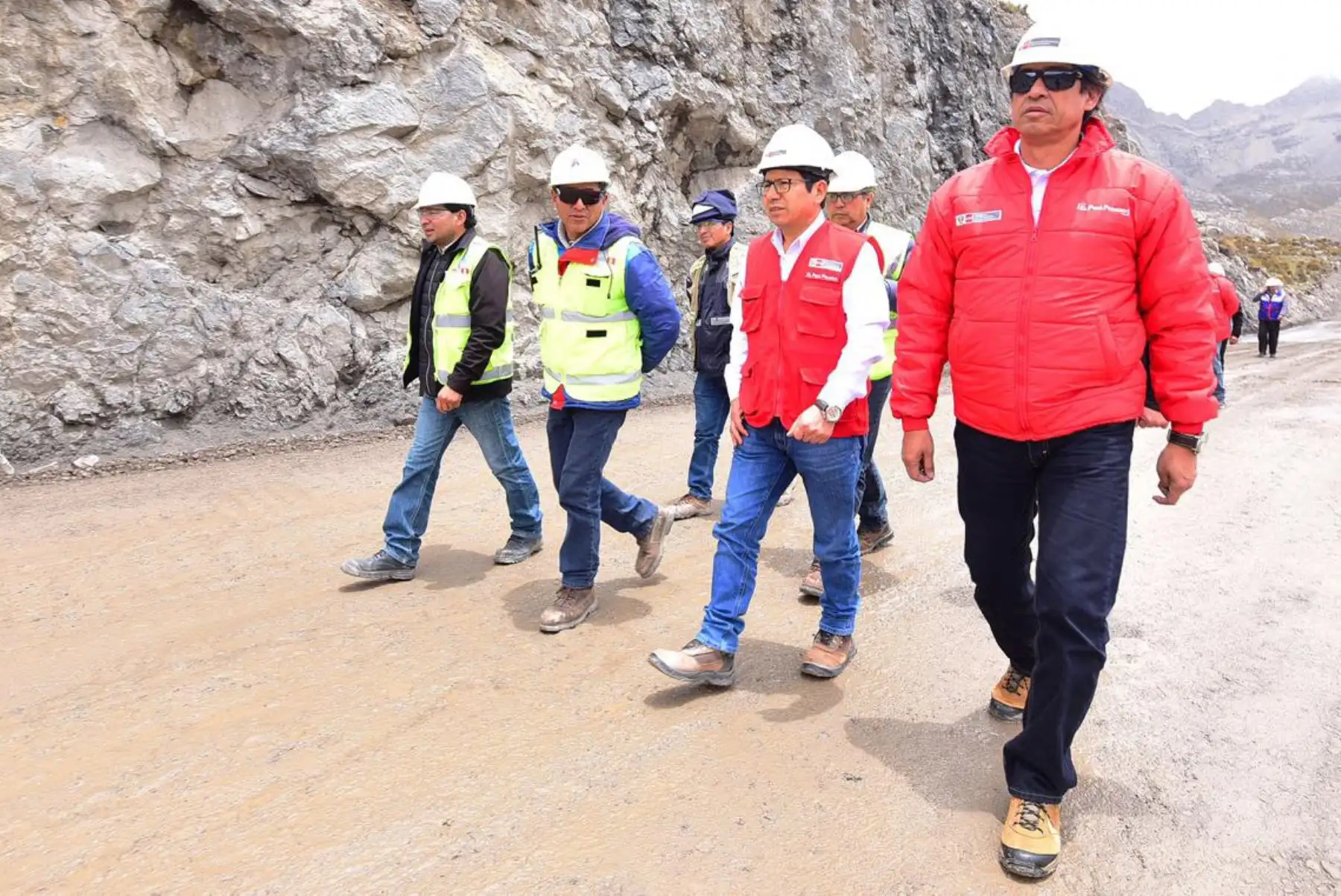 El ministro de Transportes y Comunicaciones (MTC), Edmer Trujillo, y especialistas del sector supervisaron el tramo 1 de la carretera Oyón-Ambo, vía alterna a la Carretera Central que descongestionará esta importante ruta.