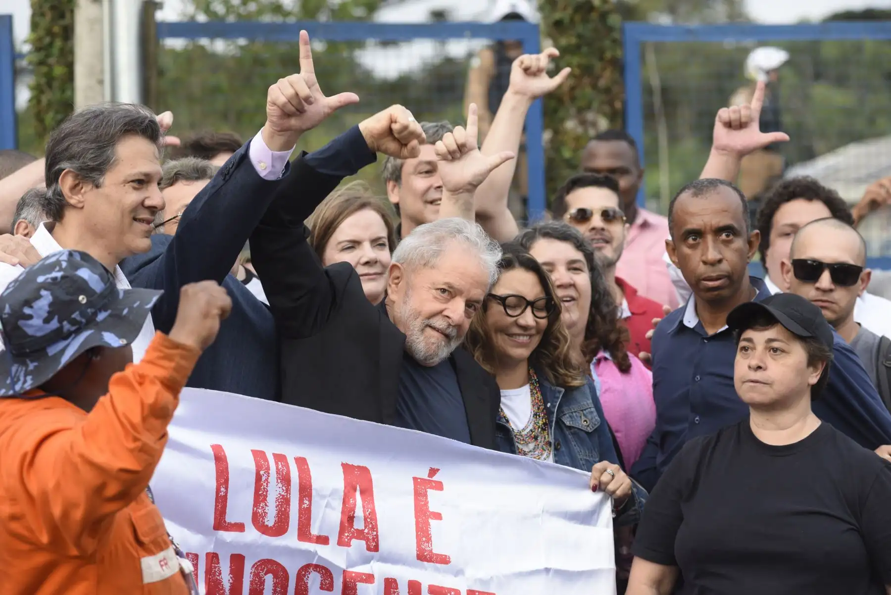 El expresidente brasileño, Luiz Inácio Lula da Silva, hace gestos cuando sale de la sede de la Policía Federal, donde cumplía condena por 1 año y siete meses de prisión por caso de corrupción. Foto: AFP