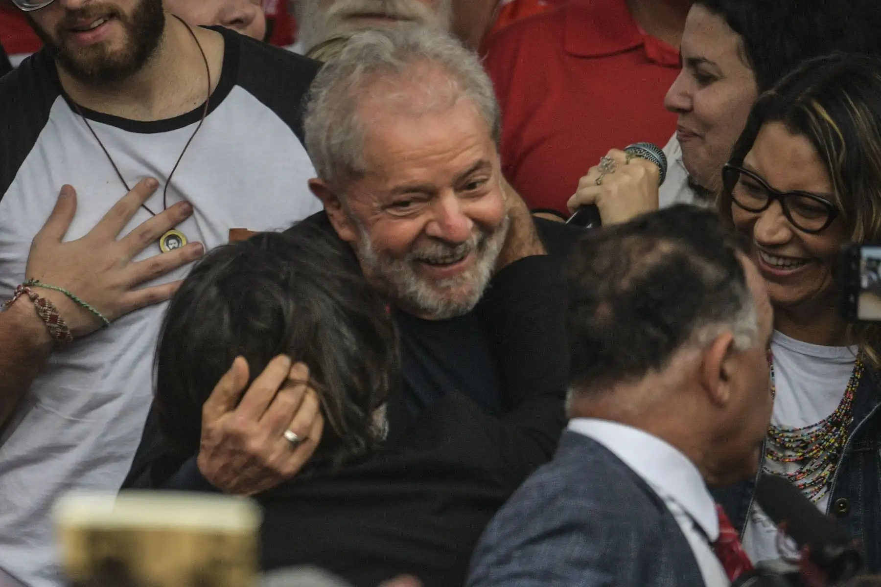 El expresidente brasileño, Luiz Inácio Lula da Silva, sale de la sede de la Policía Federal, donde cumplía condena por 1 año y siete meses de prisión por caso de corrupción. Foto: AFP