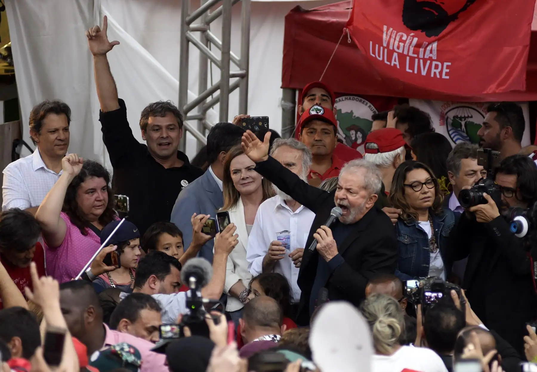El expresidente brasileño, Luiz Inácio Lula da Silva, se dirige a sus seguidores al salir de de la sede de la Policía Federal, donde cumplía condena por 1 año y siete meses de prisión por caso de corrupción. Foto: AFP