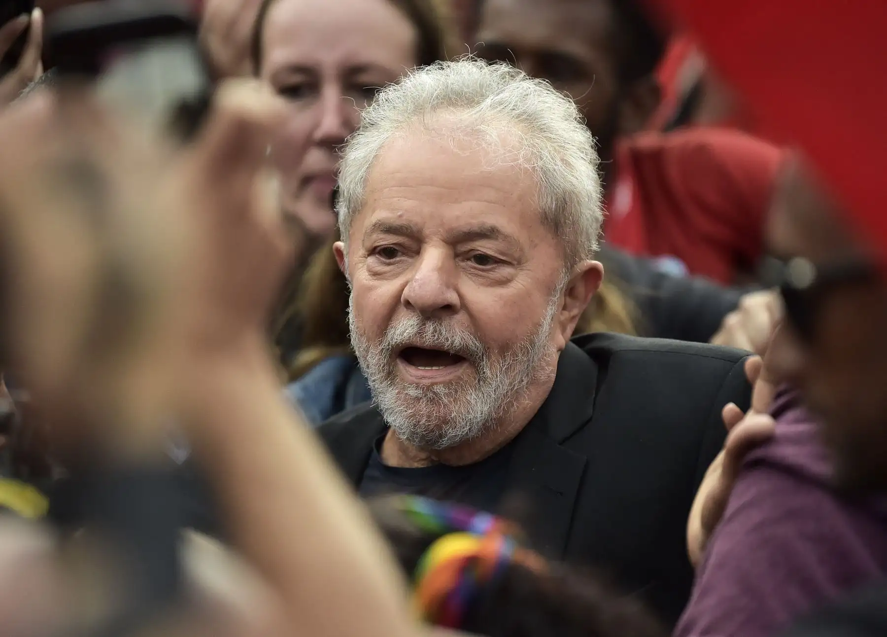 El expresidente brasileño, Luiz Inácio Lula da Silva, sale de la sede de la Policía Federal, donde cumplía condena por 1 año y siete meses de prisión por caso de corrupción. Foto: EFE