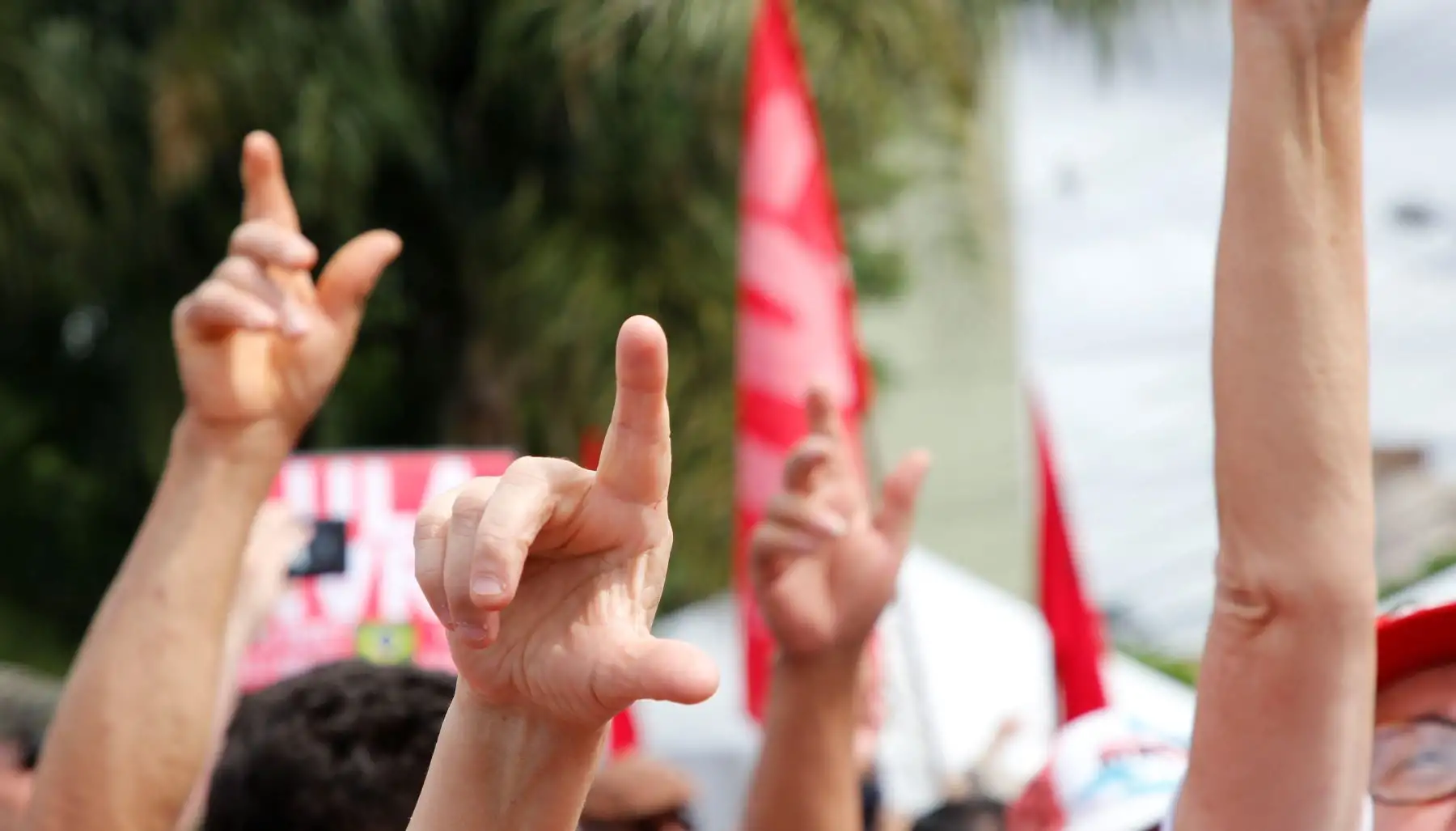 El expresidente brasileño, Luiz Inácio Lula da Silva, sale de la sede de la Policía Federal, donde cumplía condena por 1 año y siete meses de prisión por caso de corrupción. Foto: EFE