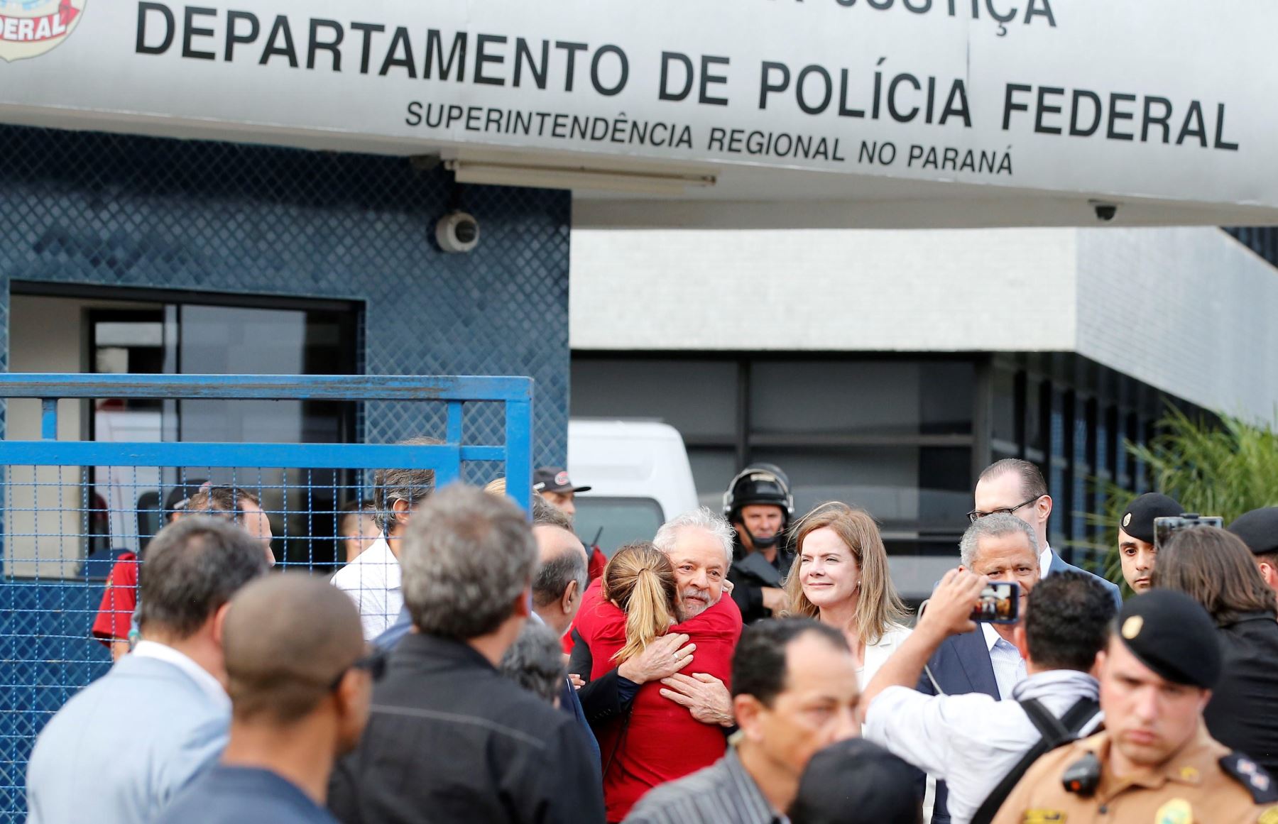 El expresidente brasileño, Luiz Inácio Lula da Silva, sale de la sede de la Policía Federal, donde cumplía condena por 1 año y siete meses de prisión por caso de corrupción. Foto: EFE