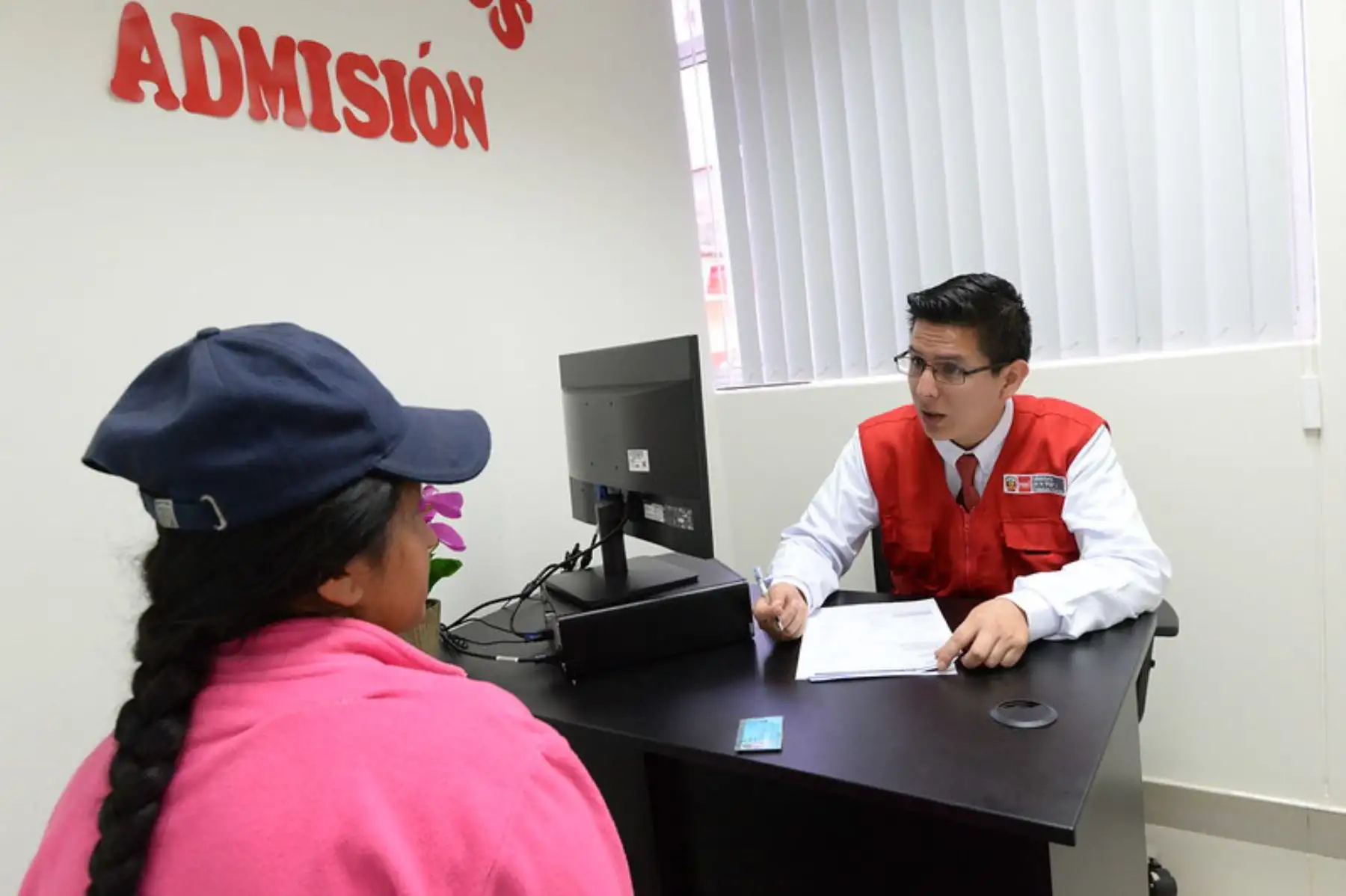 Atención en la Línea 100, Chat 100 y CEM en comisaría, atienden las 24 horas del día. Foto. MIMP