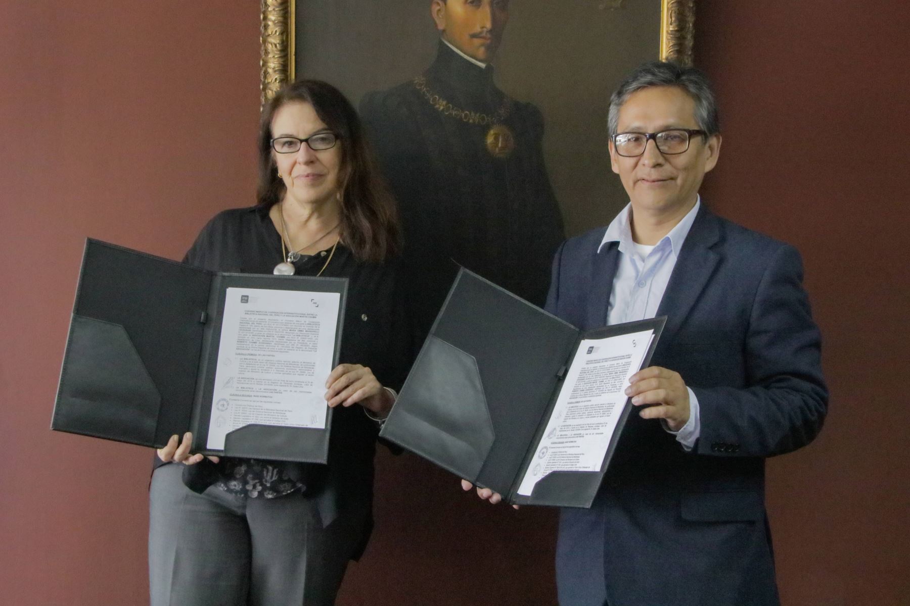 Jefa institucional de la BNP, María Emma Mannarelli, firmó convenio con el presidente de la Asociación Martín Chambi, Roberto Chambi.
