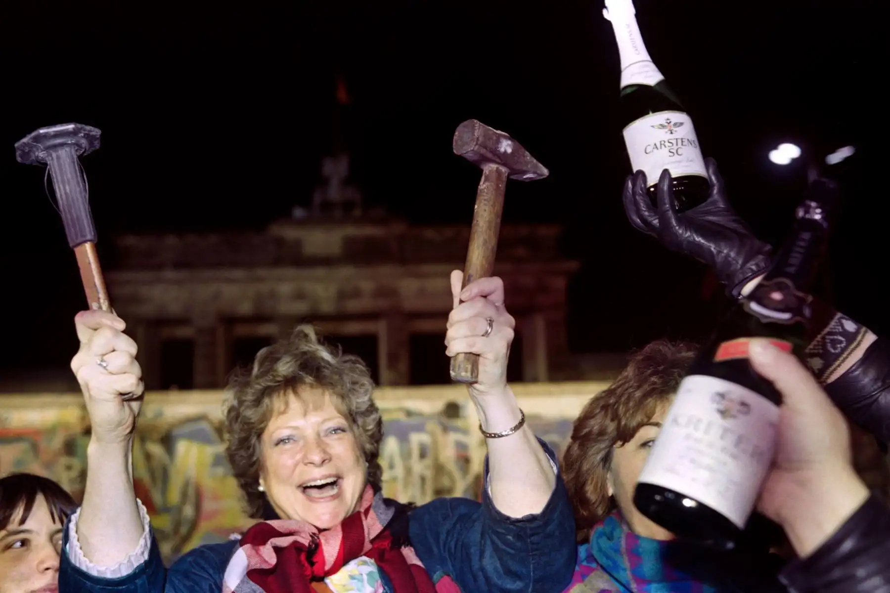 Multitudes jubilosas derribaron el Muro, pieza por pieza; usando mazos, picos y sogas de arrastre. Foto: AFP