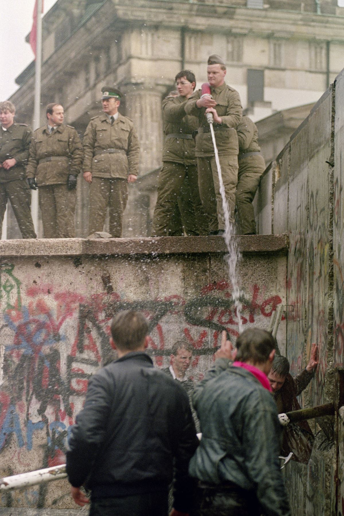 Günter Litfin, un joven de 24 años, fue la primera víctima del Muro al ser abatido a tiros cuando intentaba huir a Berlín occidental, donde tenía su casa y trabajo. Sucedió el 24 de agosto de 1961, apenas once días de haberse construido. Foto: AFP
