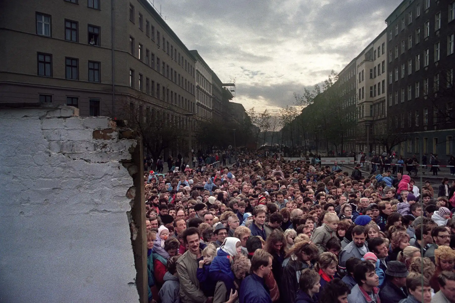 Su propósito era impedir que los habitantes de Alemania Oriental RDA (DRA-República Democrática de Alemania) cruzaran hacía la zona occidente del país. Fueron ellos quienes derribaron el muro cuya extensión alcanzaba unos 155 kilómetros de largo. Foto: AFP