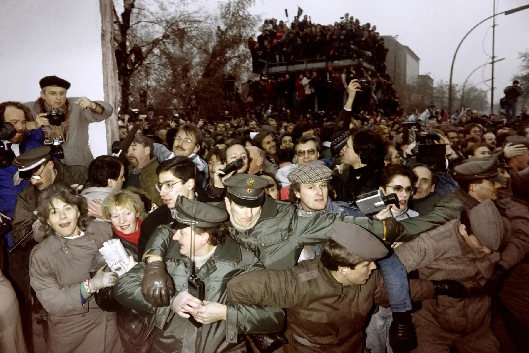 El Muro de Berlín fue levantado a base de concreto y alambrado en 1961. También conocido también como el “Muro de la Vergüenza”. Foto: AFP