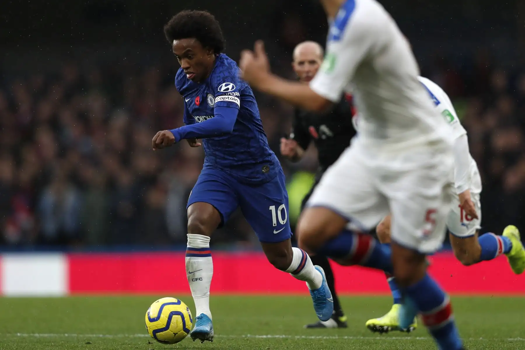 El centrocampista brasileño de Chelsea Willian controla el balón durante el partido de fútbol de la Premier League inglesa entre Chelsea y Crystal Palace.
Foto: AFP