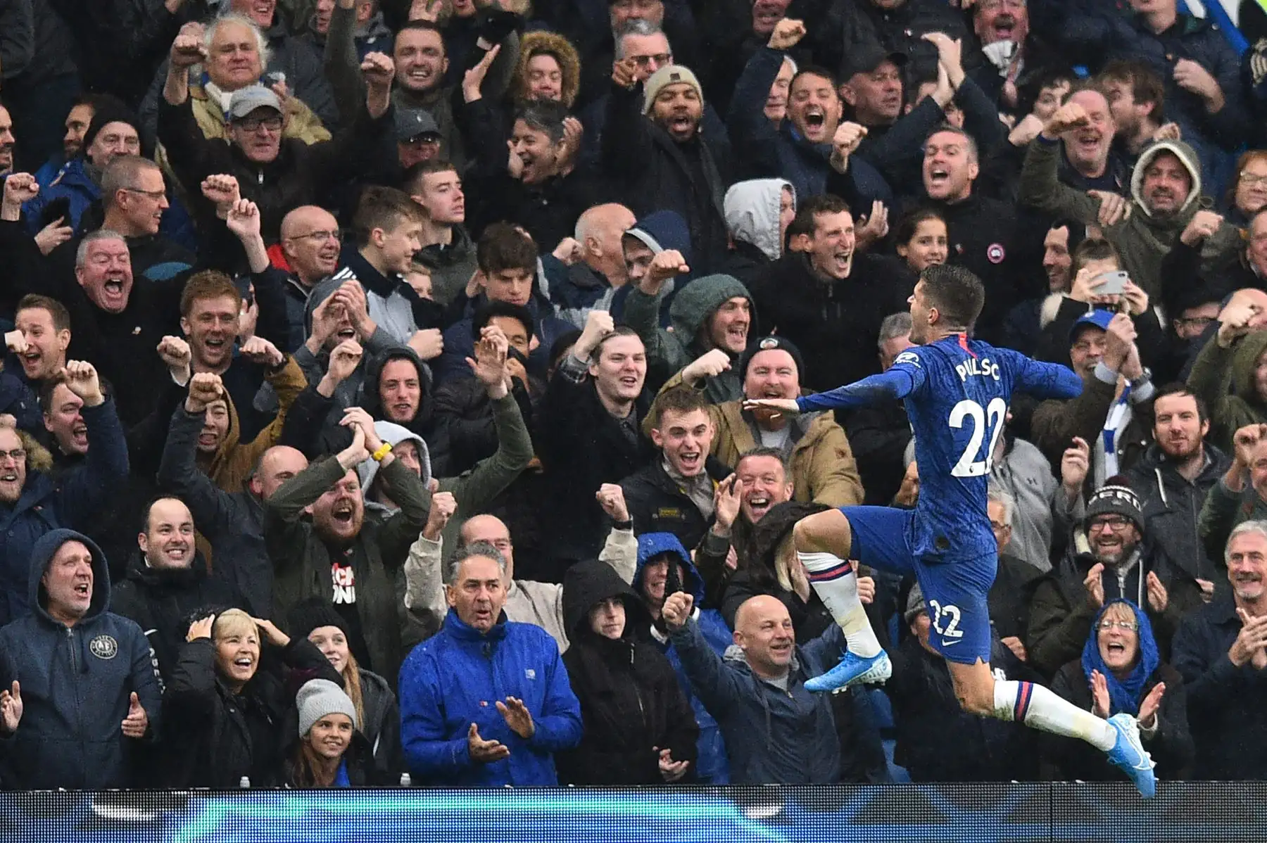 El mediocampista estadounidense Chelsea Chelsea Pulisic celebra después de marcar el segundo gol de su equipo durante el partido de fútbol de la Premier League inglesa entre Chelsea y Crystal.
Foto: AFP