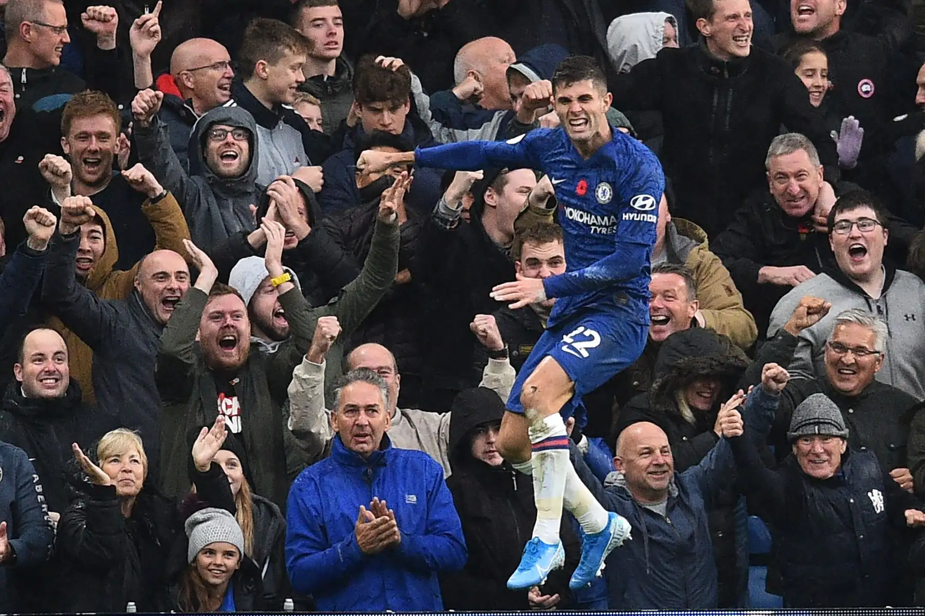 El mediocampista estadounidense Chelsea Chelsea Pulisic celebra después de marcar el segundo gol de su equipo durante el partido de fútbol de la Premier League inglesa entre Chelsea y Crystal Palace.
Foto: AFP