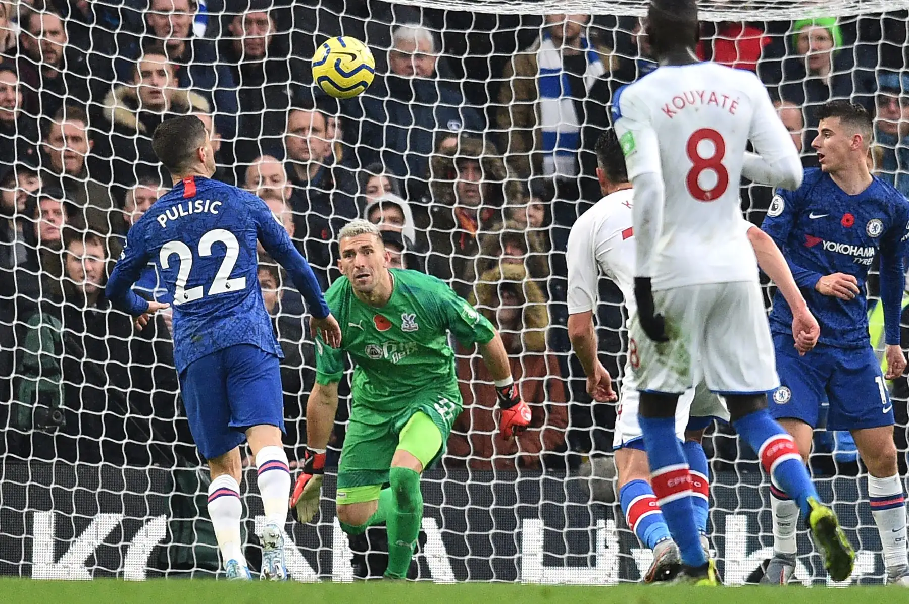 El centrocampista estadounidense Chelsea Chelsea Pulisic (L) marca el segundo gol de su equipo durante el partido de fútbol de la Premier League inglesa entre Chelsea y Crystal Palace.
Foto: AFP