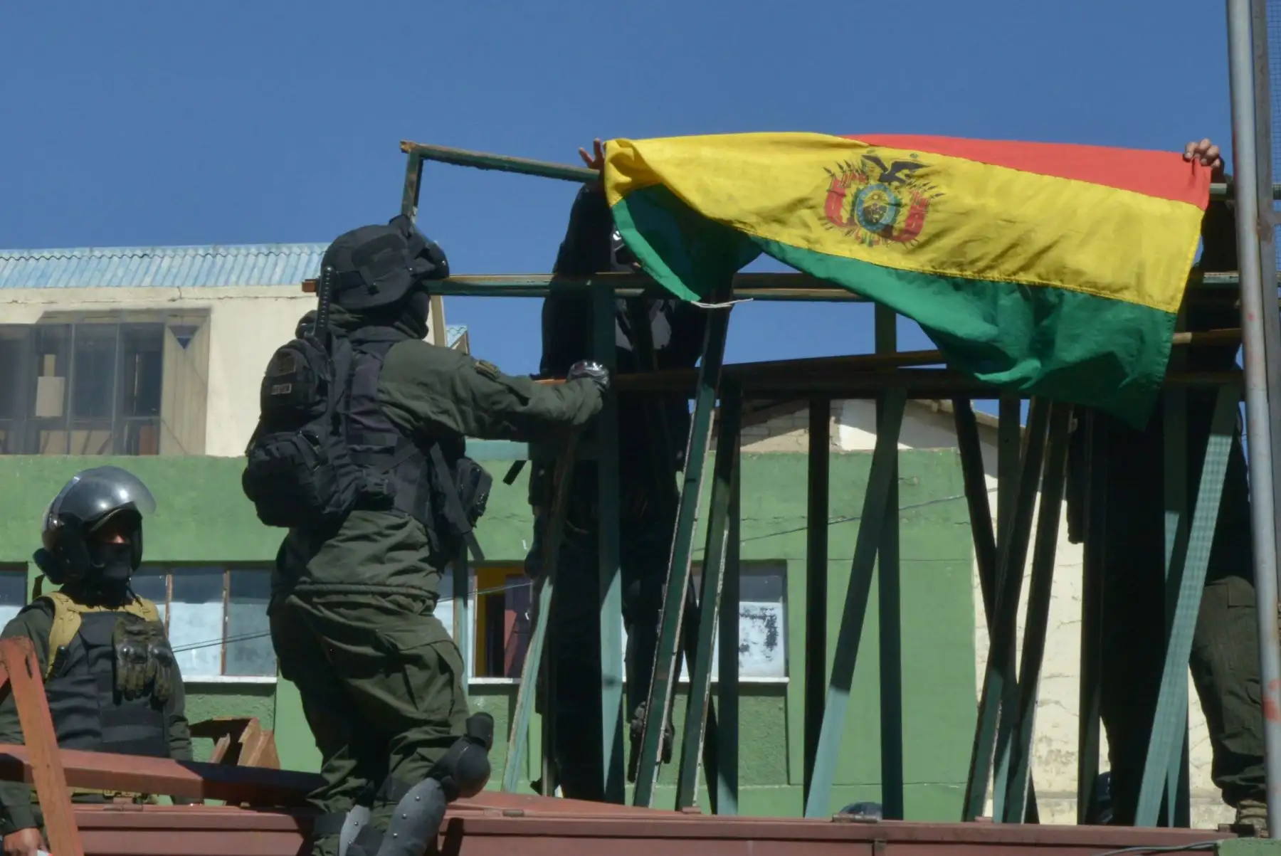 Los oficiales de la Unidad Táctica de Operaciones Especiales de la Policía (UTOP) que exhiben banderas bolivianas se dirigen a su cuartel general en la Plaza de Armas en La Paz. 
Después de anunciar que se unirían a una rebelión contra el presidente Evo Morales lanzada en la víspera por otras unidades.
Foto: AFP