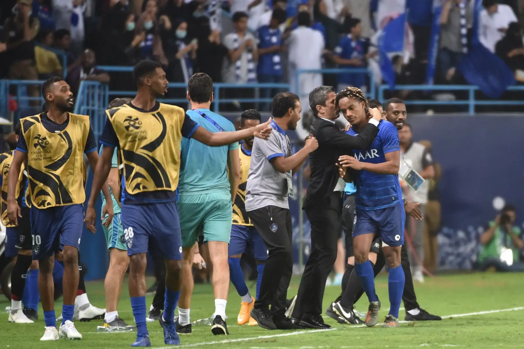 El centrocampista de Hilal Andre Carrillo (R) celebra su gol durante el partido de ida de la final de la Liga de Campeones de la AFC entre Al-Hilal de Arabia Saudita y Urawa Red Diamonds de Japón.
Foto: AFP