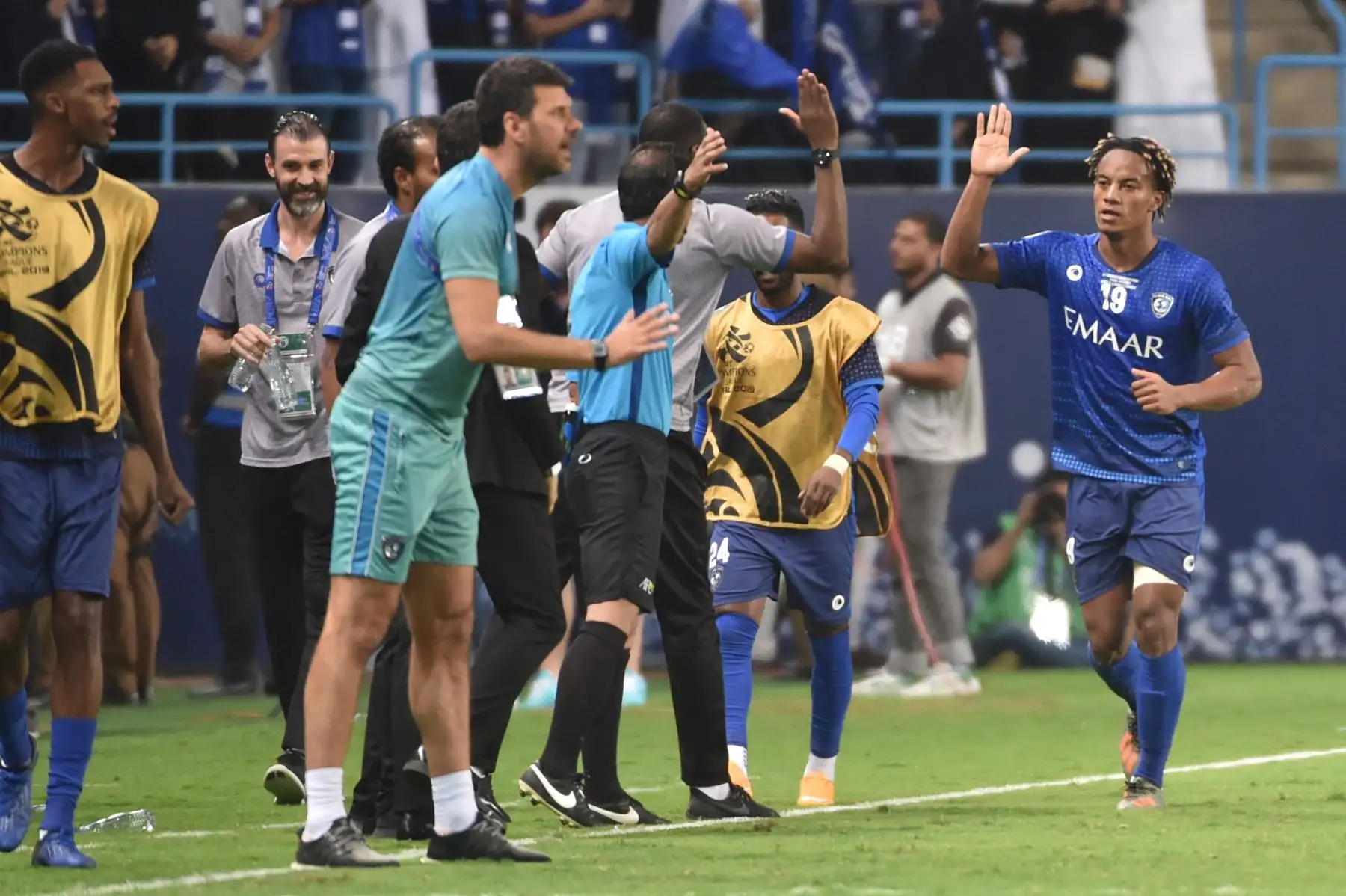 El centrocampista de Hilal Andre Carrillo (R) celebra su gol durante el partido de ida de la final de la Liga de Campeones de la AFC entre Al-Hilal de Arabia Saudita y Urawa Red Diamonds de Japón.
Foto: AFP
