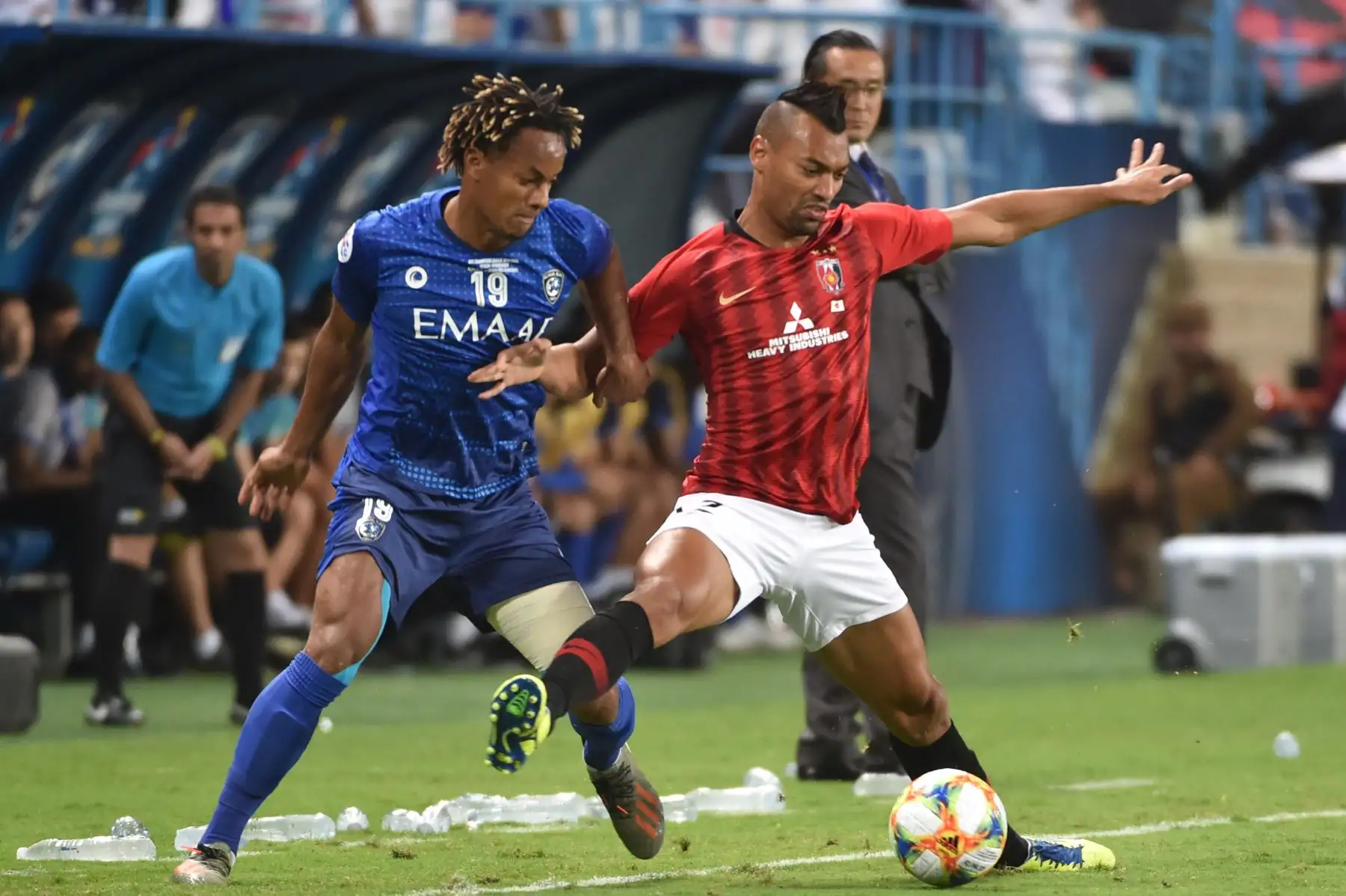 El mediocampista de Hilal Andre Carrillo (L) está marcado por el delantero de Urawa Fabricio durante el partido de ida de la final de la Liga de Campeones de la AFC entre Al-Hilal de Arabia Saudita y los Diamantes Rojos de Urawa de Japón.
Foto: AFP
