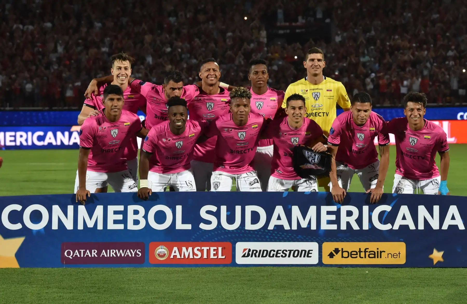 Los jugadores del equipo ecuatoriano Independiente del Valle posan para fotos antes de su partido de fútbol final de la Copa Sudamericana contra el Colón de Santa Fe de Argentina, en el estadio General Pablo Rojas en Asunción.
Foto: AFP