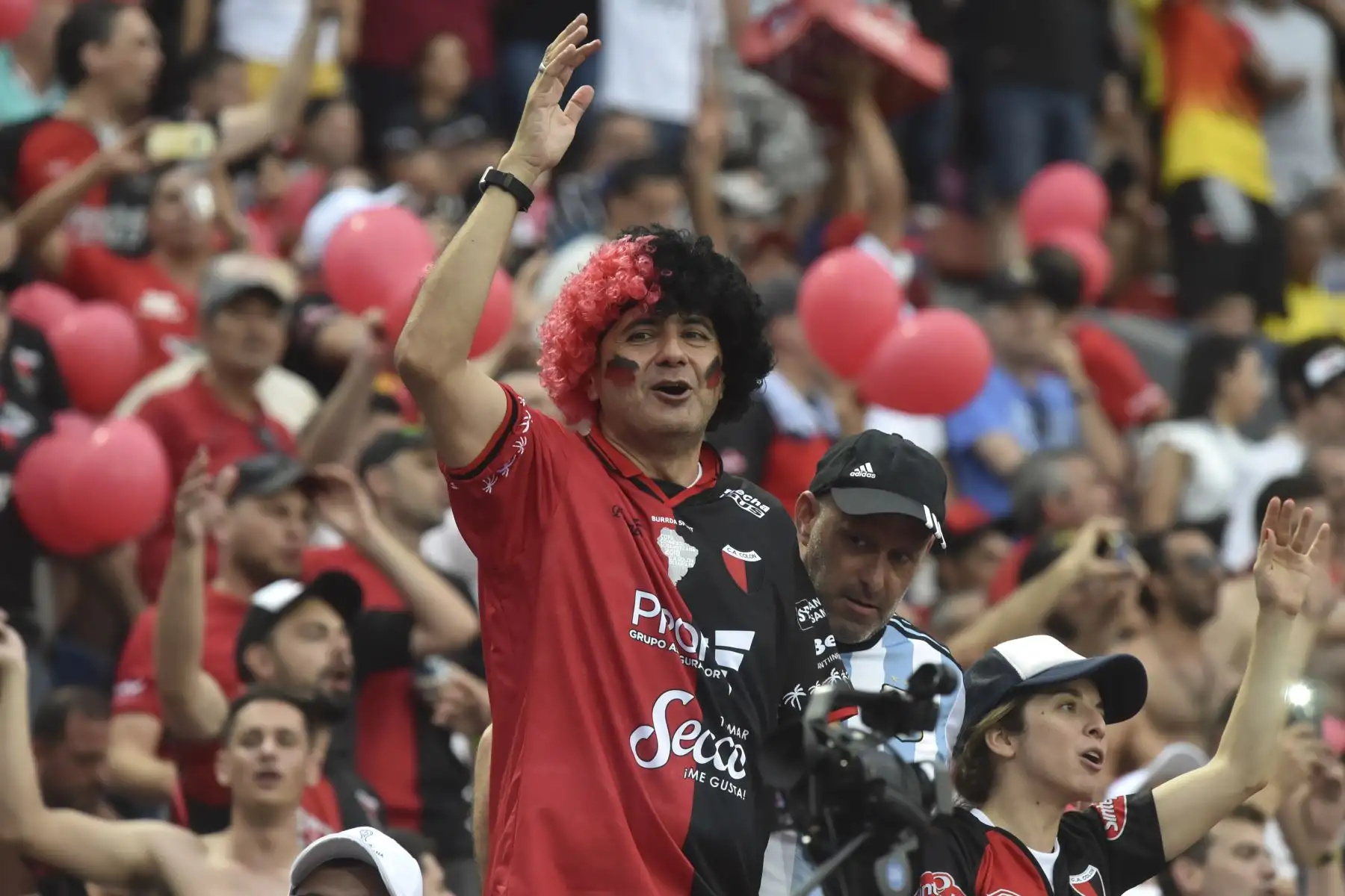 Los fanáticos del equipo argentino Colón de Santa Fe aplauden antes del inicio de la final de la Copa Sudamericana de fútbol contra el Independiente del Valle de Ecuador.
Foto:AFP