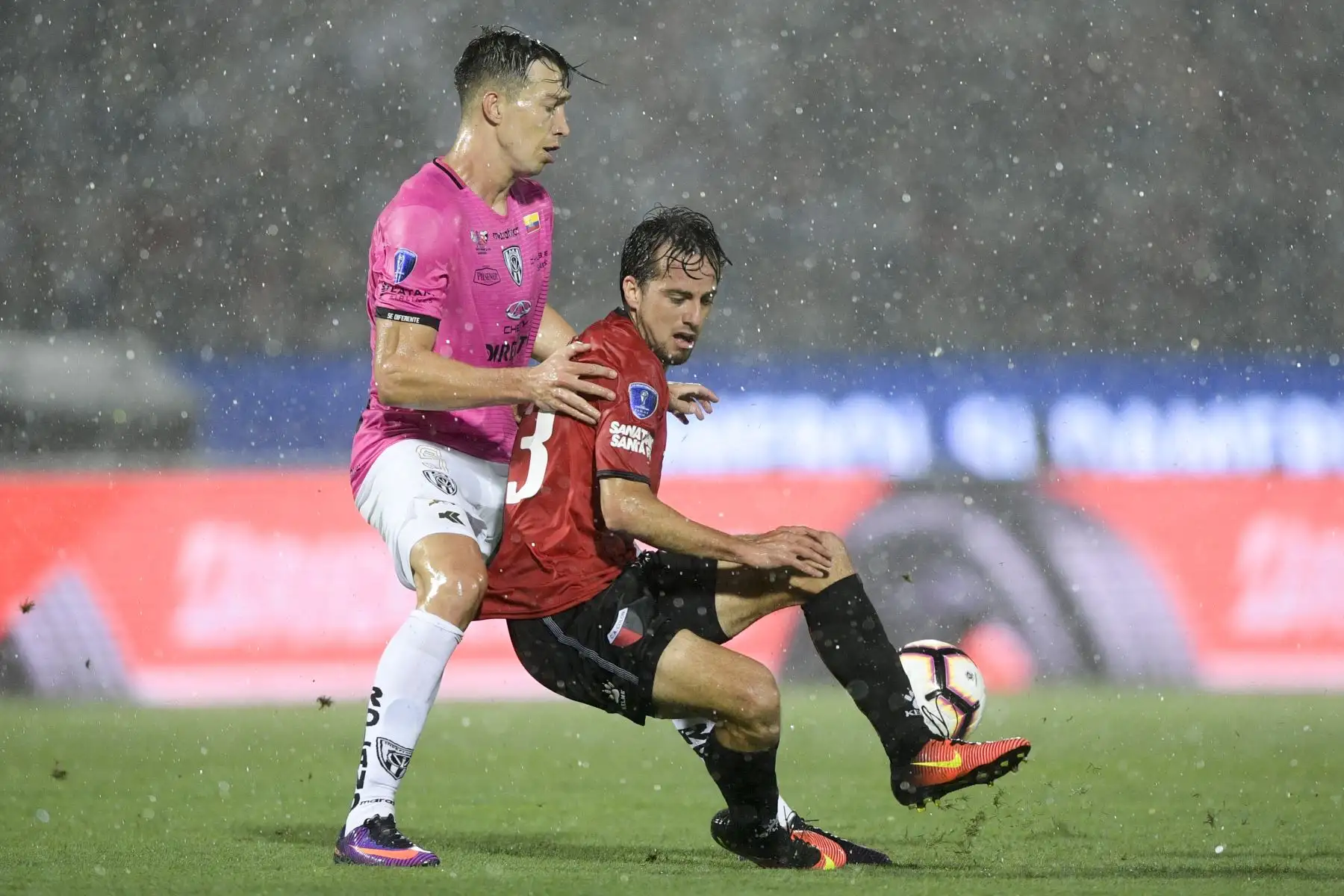 El ecuatoriano Independiente del Valle Richard Schunke (L) y el argentino Colón Christian Bernardi compiten por el balón durante su último partido de fútbol de la Copa Sudamericana.
Foto: AFP