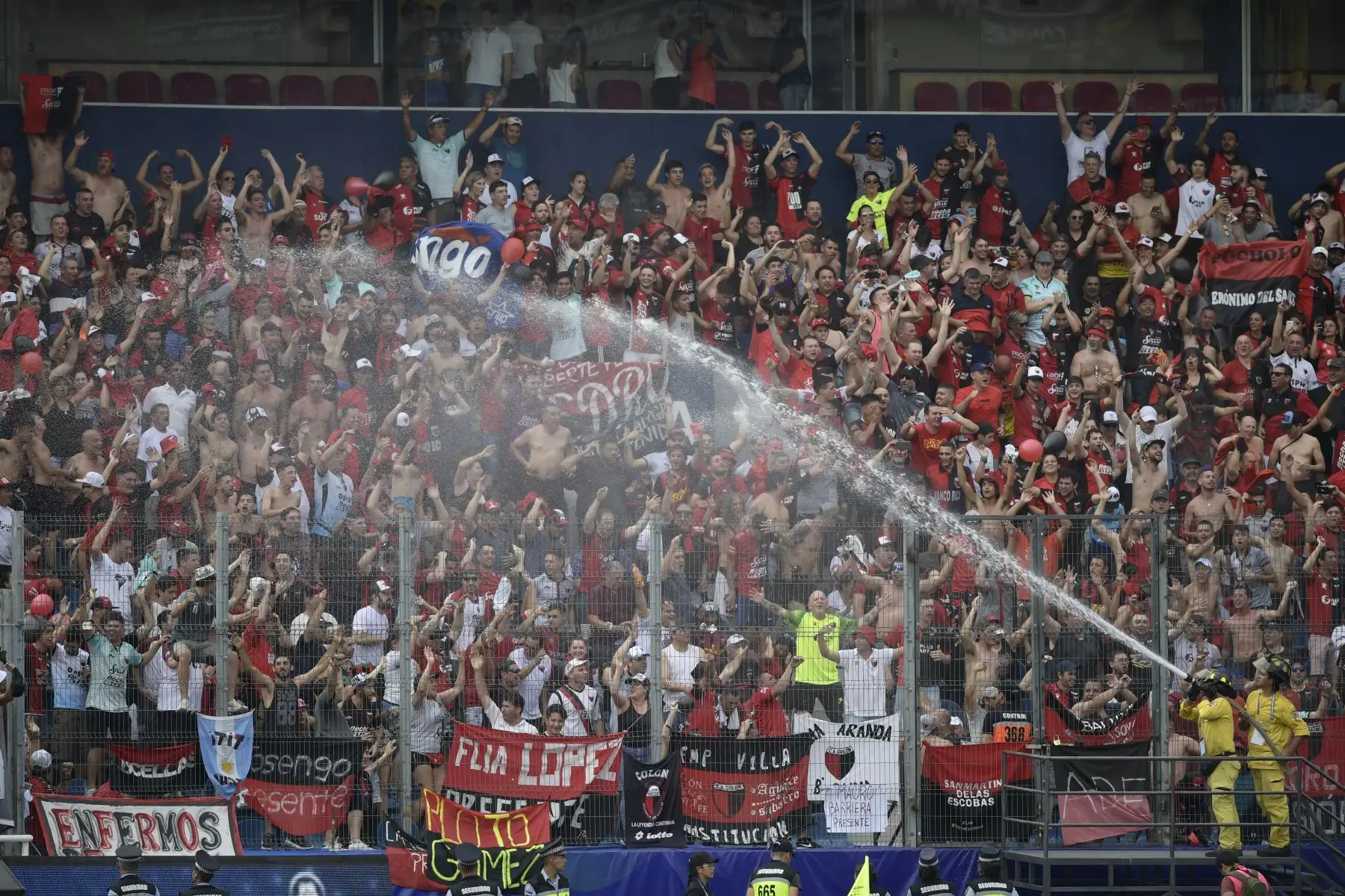 Los fanáticos del equipo argentino Colón de Santa Fe son rociados con mangueras antes del inicio de la final de la Copa Sudamericana de fútbol contra el Independiente del Valle de Ecuador.
Foto: AFP