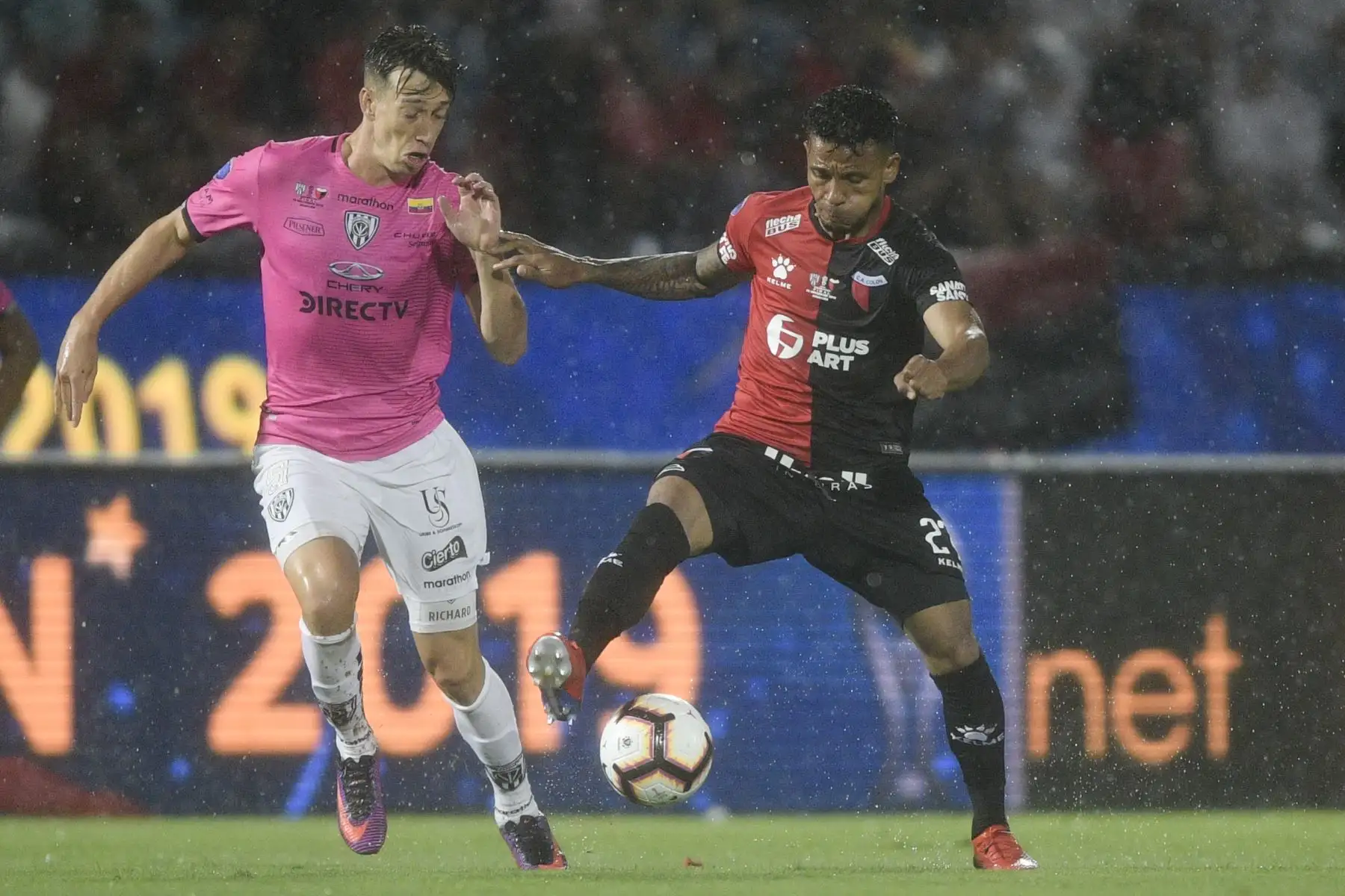 El argentino Colón, el colombiano David Morelo (R) y el ecuatoriano Independiente del Valle, Richard Schunke, compiten por el balón durante su último partido de fútbol de la Copa Sudamericana en el estadio General Pablo Rojas en Asunción.
Foto: AFP