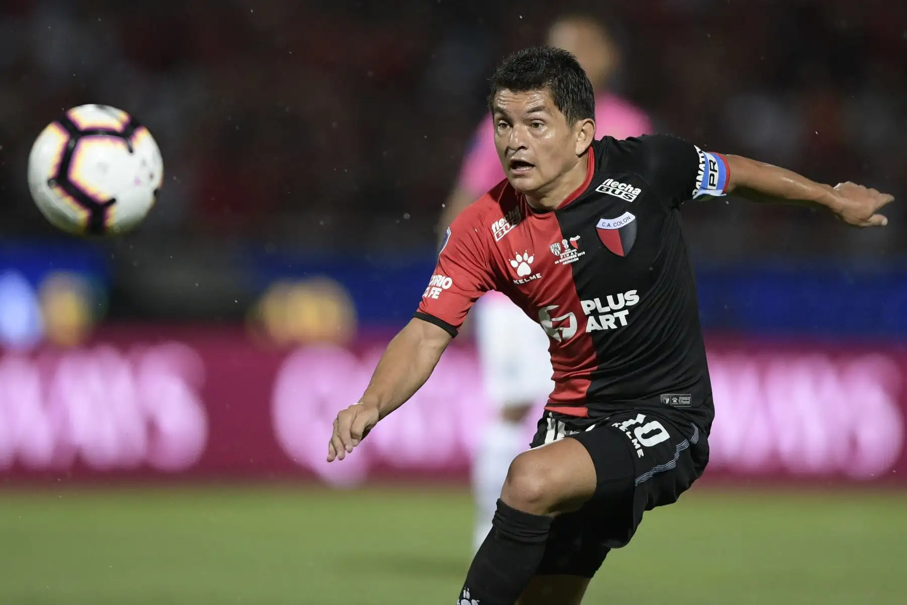 El colón argentino Luis Miguel Rodríguez mira el balón durante el partido de fútbol final de la Copa Sudamericana contra el Independiente del Valle de Ecuador.
Foto: AFP