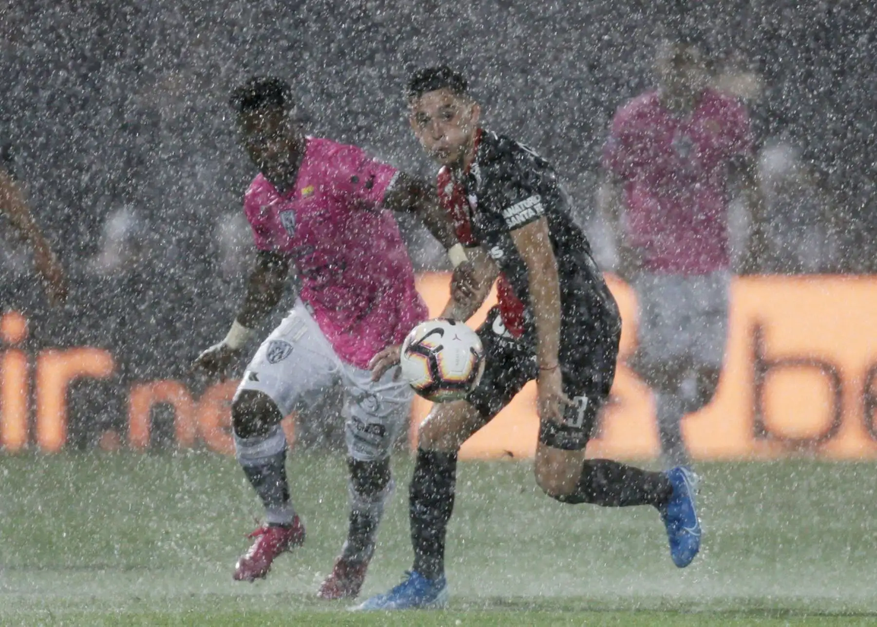 El árbitro frena momentáneamente el partido por la lluvia. Foto: INTERNET/Medios