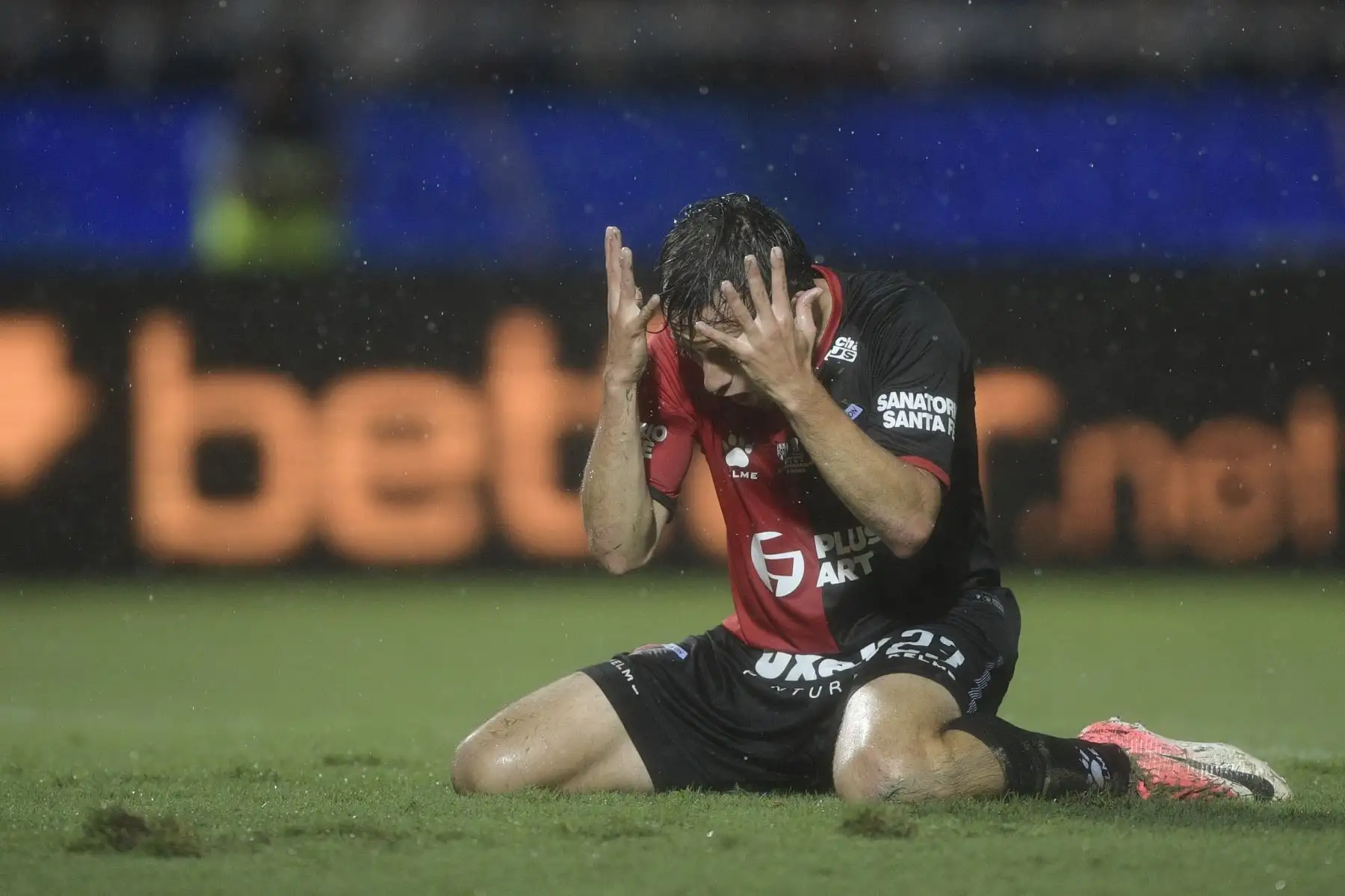 El colón argentino Christian Bernarditras perder la final de la Copa Sudamericana de fútbol contra el Independiente del Valle de Ecuador en el estadio General Pablo Rojas en Asunción. Foto: AFP
